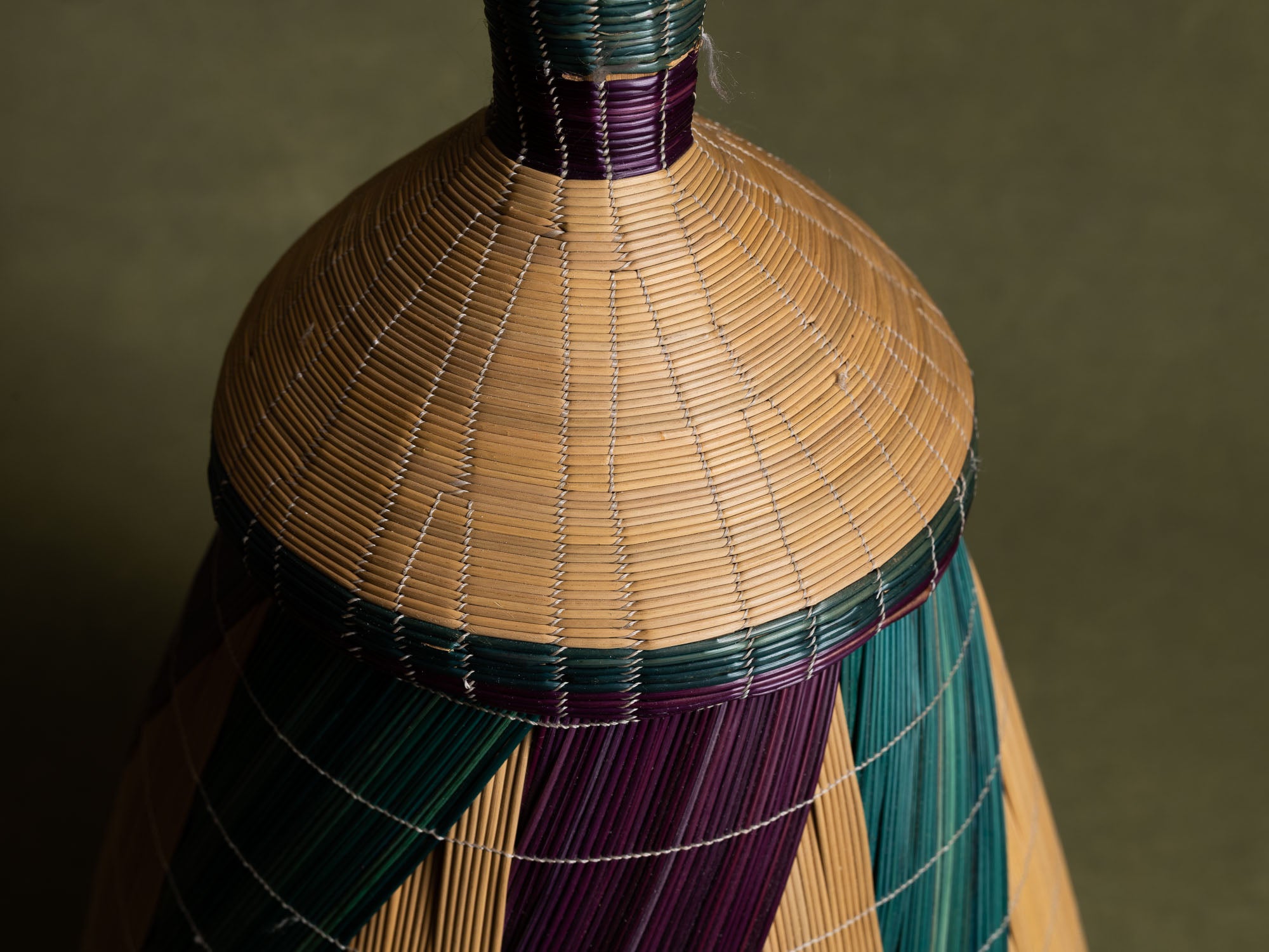 Panier couvert inkangara en vannerie Tutsi igihisi, Rwanda (Fin du XXe siècle)..Prestigious Tutsi inkangara igihisi lidded basket, Rwanda (Late 20th century)