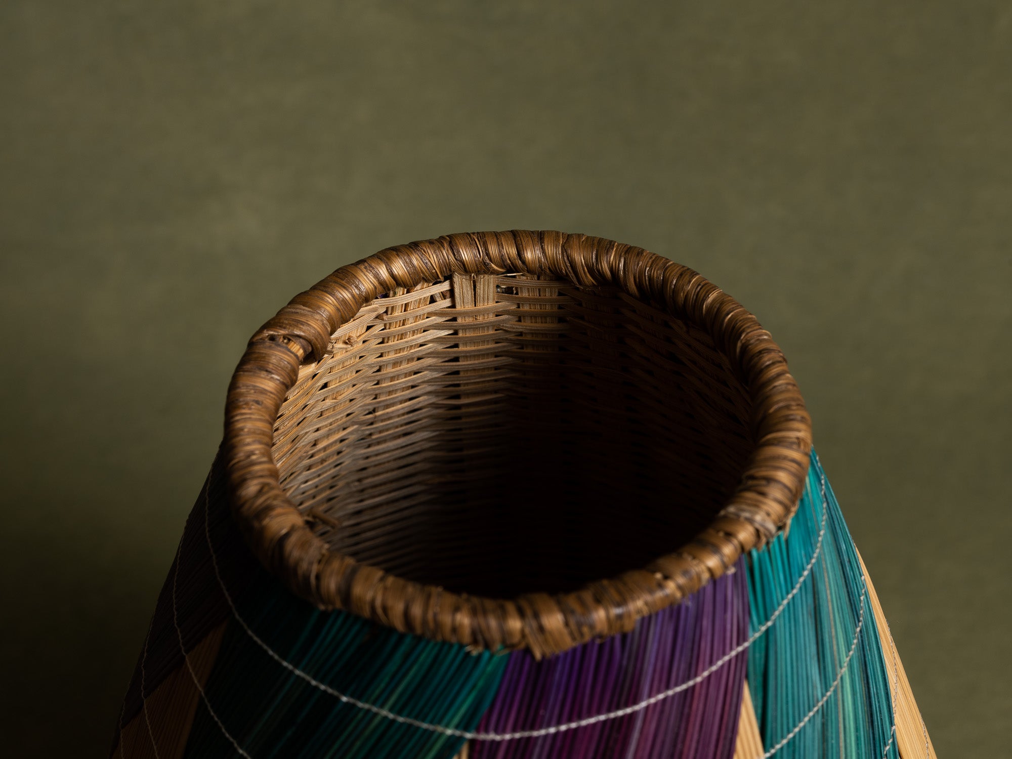 Panier couvert inkangara en vannerie Tutsi igihisi, Rwanda (Fin du XXe siècle)..Prestigious Tutsi inkangara igihisi lidded basket, Rwanda (Late 20th century)