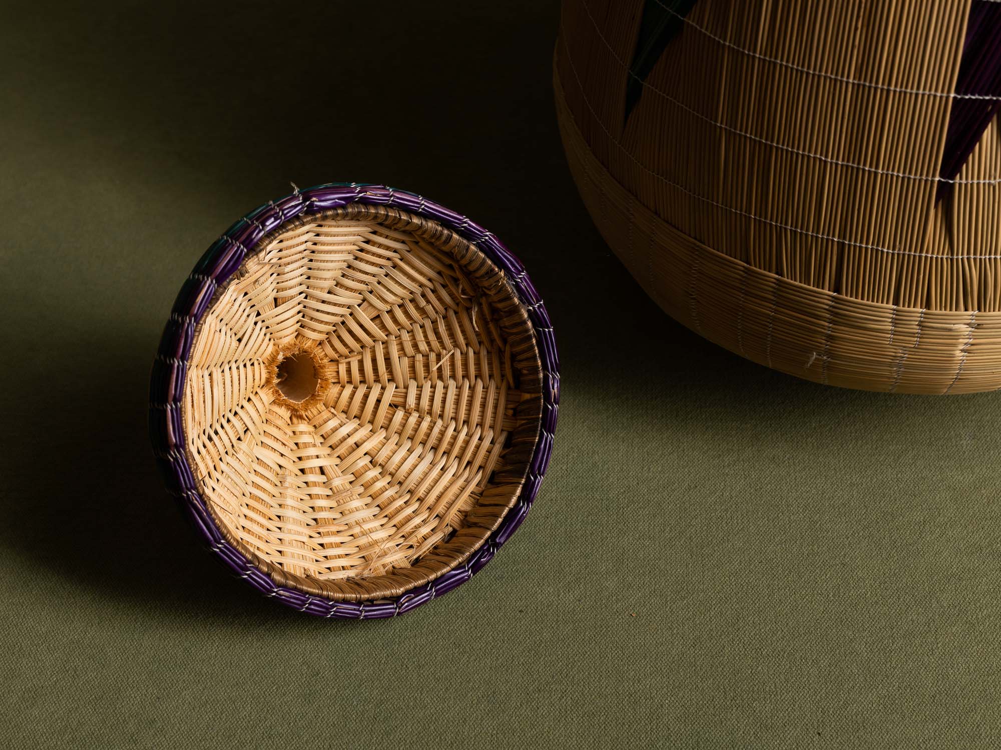 Panier couvert inkangara en vannerie Tutsi igihisi, Rwanda (Fin du XXe siècle)..Prestigious Tutsi inkangara igihisi lidded basket, Rwanda (Late 20th century)