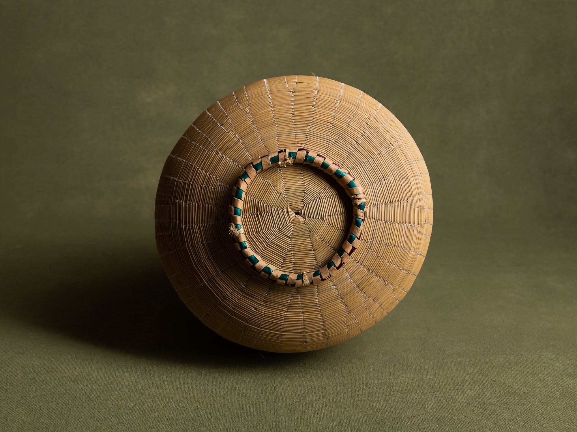Panier couvert inkangara en vannerie Tutsi igihisi, Rwanda (Fin du XXe siècle)..Prestigious Tutsi inkangara igihisi lidded basket, Rwanda (Late 20th century)