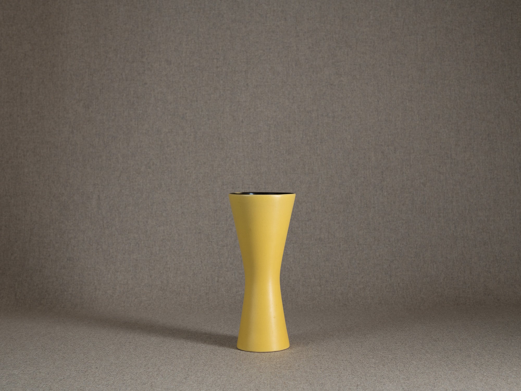 Vase diabolo en faïence par Friedrich Düpmann pour Fritz Van Daalen, R.F.A. (vers 1955)..Earthenware diabolo vase by Friedrich Düpmann for Fritz Van Daalen, West Germany (circa 1955)