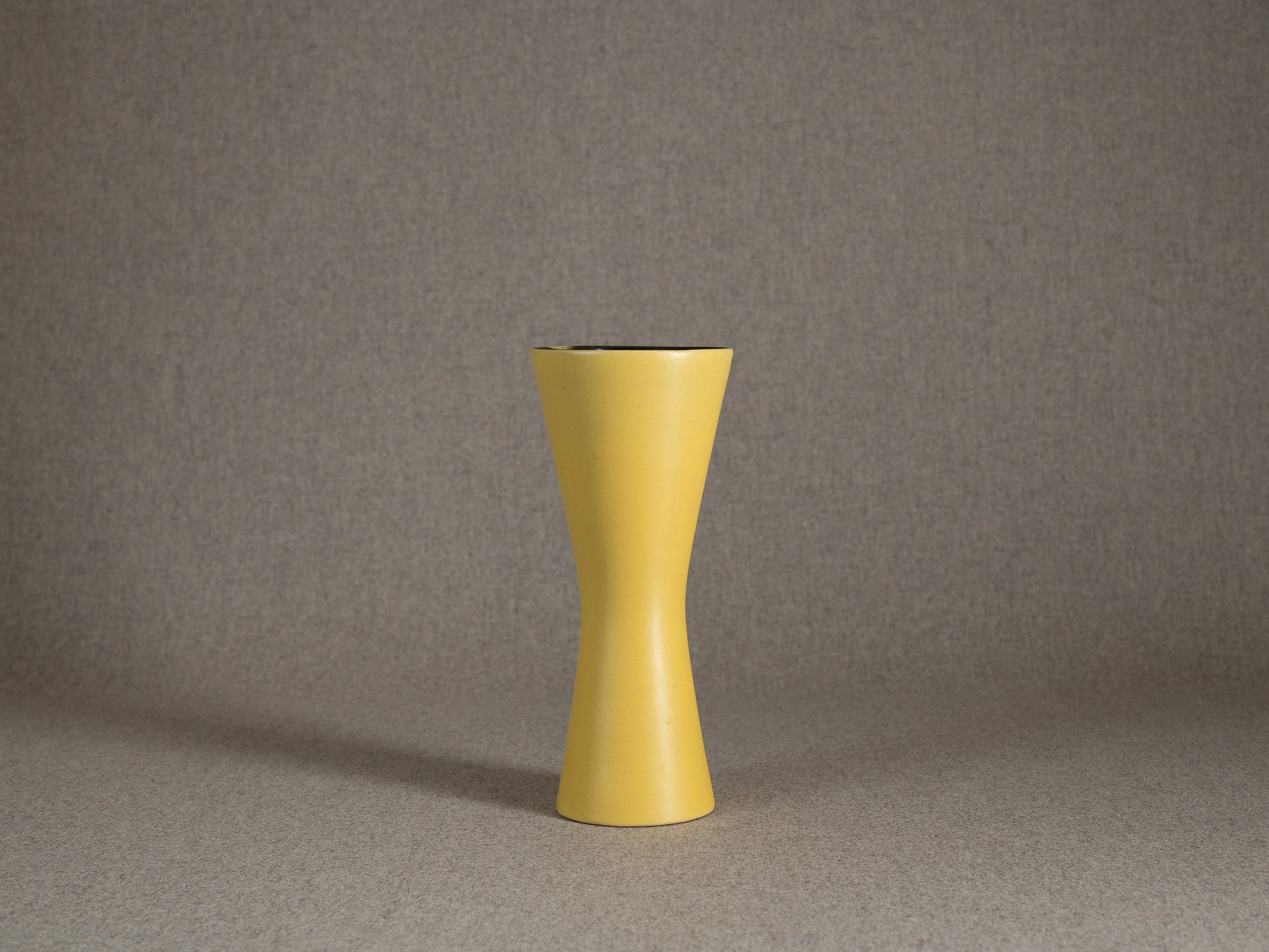 Vase diabolo en faïence par Friedrich Düpmann pour Fritz Van Daalen, R.F.A. (vers 1955)..Earthenware diabolo vase by Friedrich Düpmann for Fritz Van Daalen, West Germany (circa 1955)
