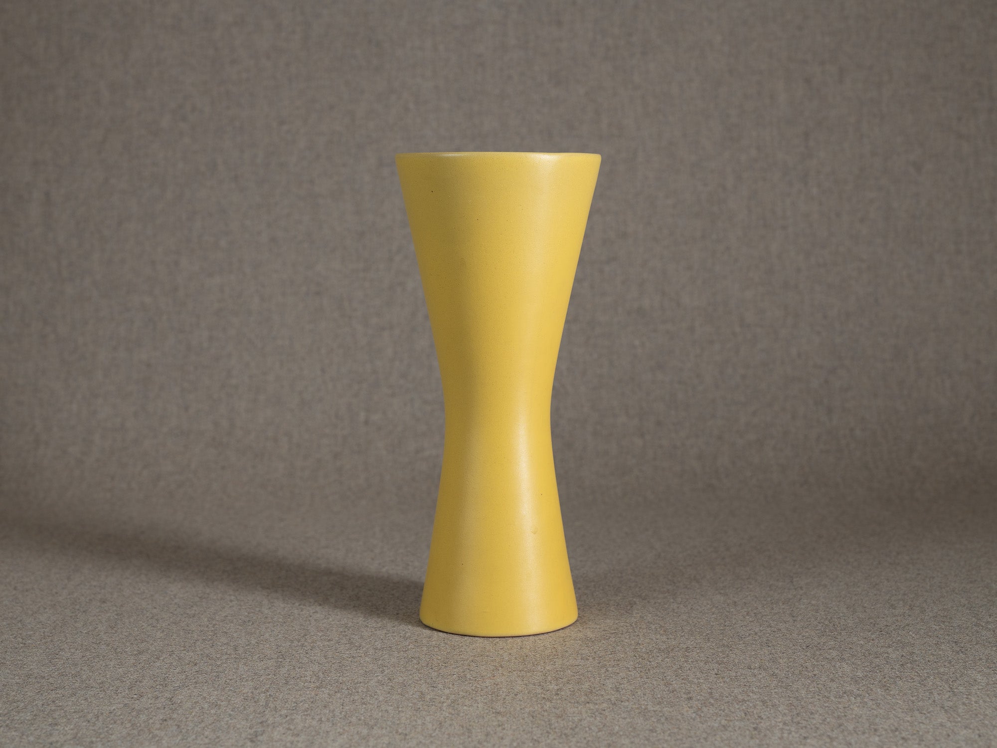 Vase diabolo en faïence par Friedrich Düpmann pour Fritz Van Daalen, R.F.A. (vers 1955)..Earthenware diabolo vase by Friedrich Düpmann for Fritz Van Daalen, West Germany (circa 1955)