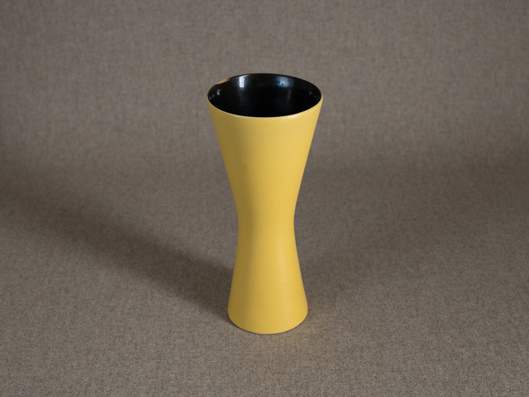 Vase diabolo en faïence par Friedrich Düpmann pour Fritz Van Daalen, R.F.A. (vers 1955)..Earthenware diabolo vase by Friedrich Düpmann for Fritz Van Daalen, West Germany (circa 1955)