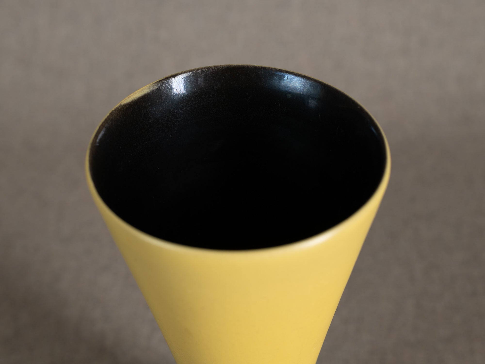 Vase diabolo en faïence par Friedrich Düpmann pour Fritz Van Daalen, R.F.A. (vers 1955)..Earthenware diabolo vase by Friedrich Düpmann for Fritz Van Daalen, West Germany (circa 1955)