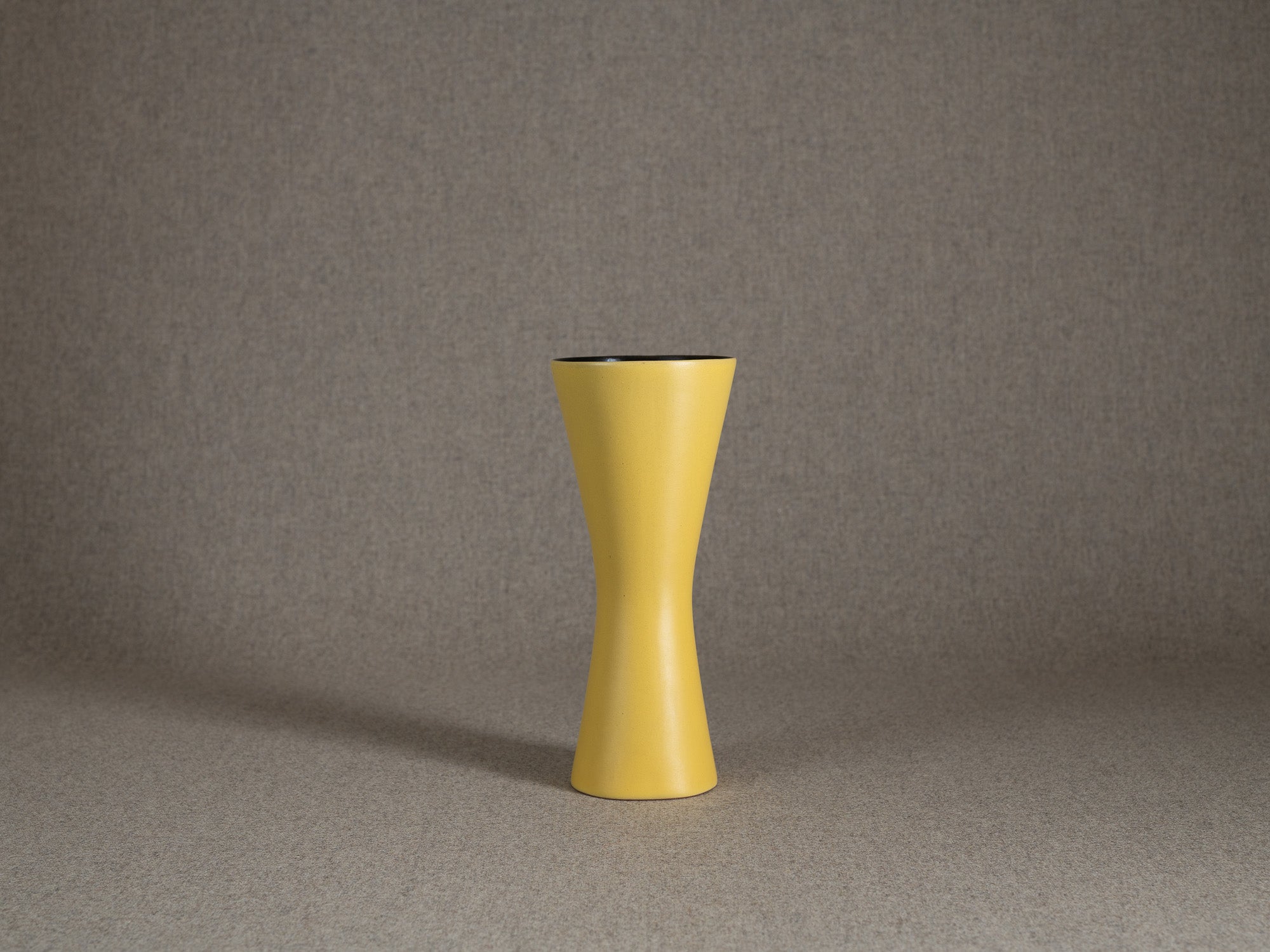 Vase diabolo en faïence par Friedrich Düpmann pour Fritz Van Daalen, R.F.A. (vers 1955)..Earthenware diabolo vase by Friedrich Düpmann for Fritz Van Daalen, West Germany (circa 1955)