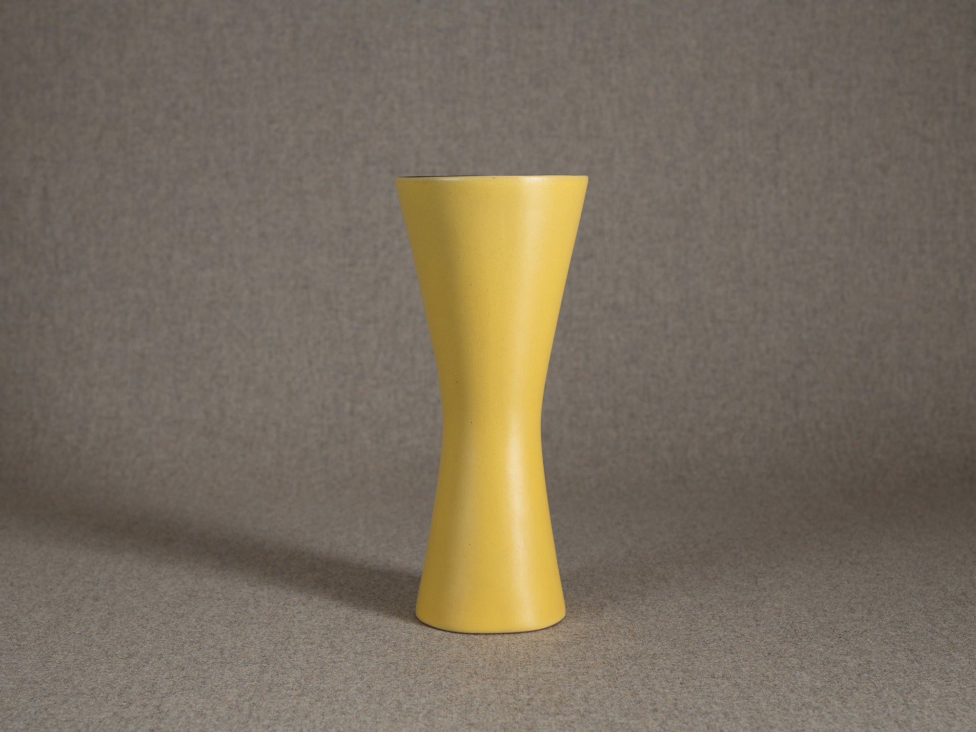 Vase diabolo en faïence par Friedrich Düpmann pour Fritz Van Daalen, R.F.A. (vers 1955)..Earthenware diabolo vase by Friedrich Düpmann for Fritz Van Daalen, West Germany (circa 1955)