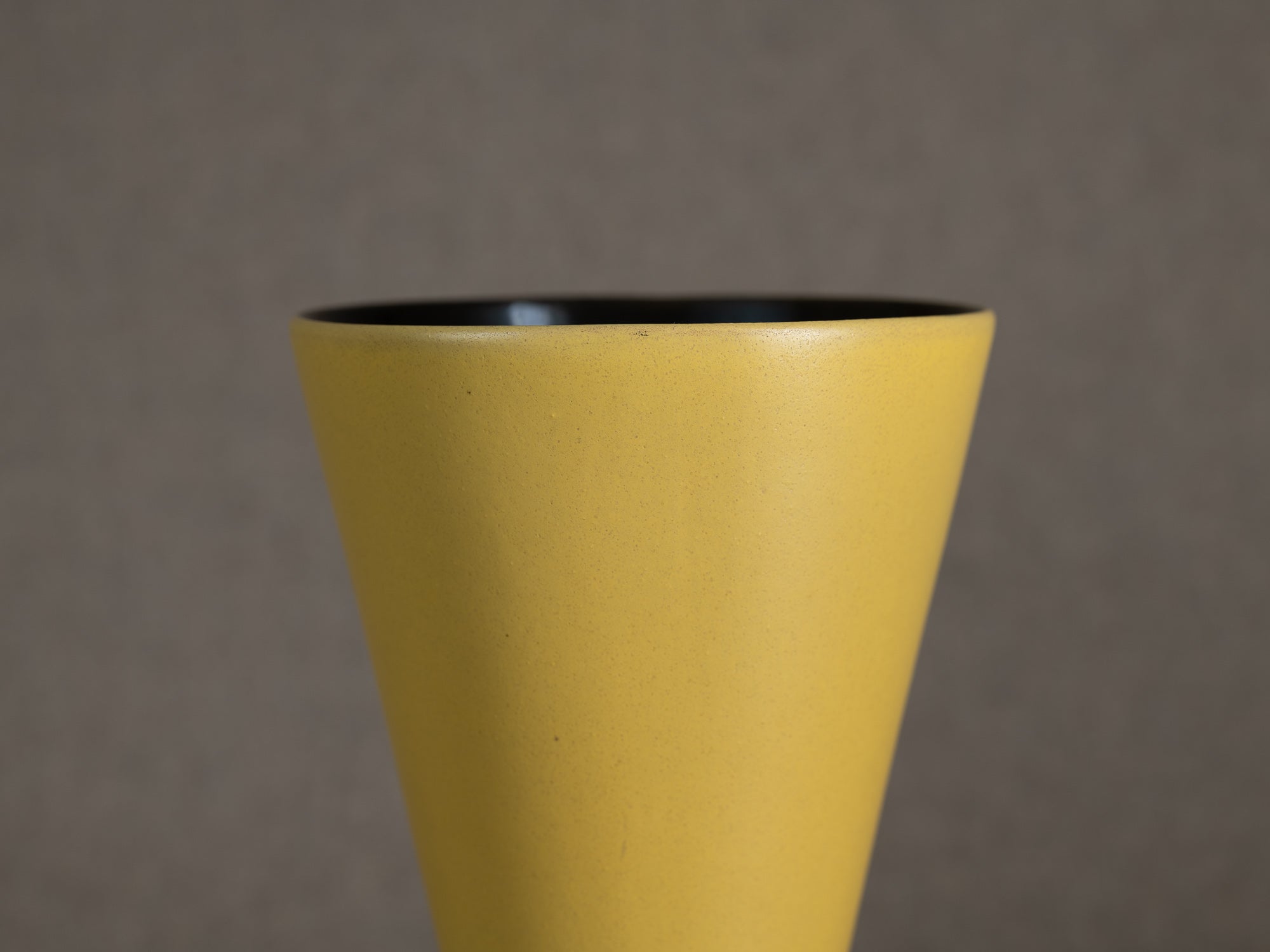 Vase diabolo en faïence par Friedrich Düpmann pour Fritz Van Daalen, R.F.A. (vers 1955)..Earthenware diabolo vase by Friedrich Düpmann for Fritz Van Daalen, West Germany (circa 1955)