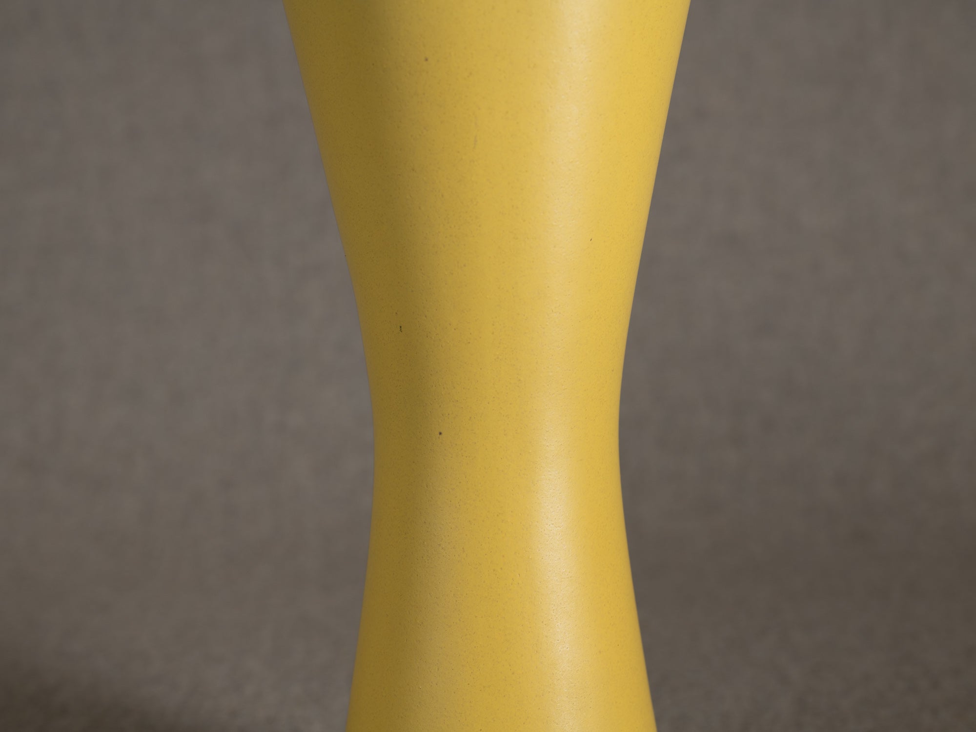Vase diabolo en faïence par Friedrich Düpmann pour Fritz Van Daalen, R.F.A. (vers 1955)..Earthenware diabolo vase by Friedrich Düpmann for Fritz Van Daalen, West Germany (circa 1955)