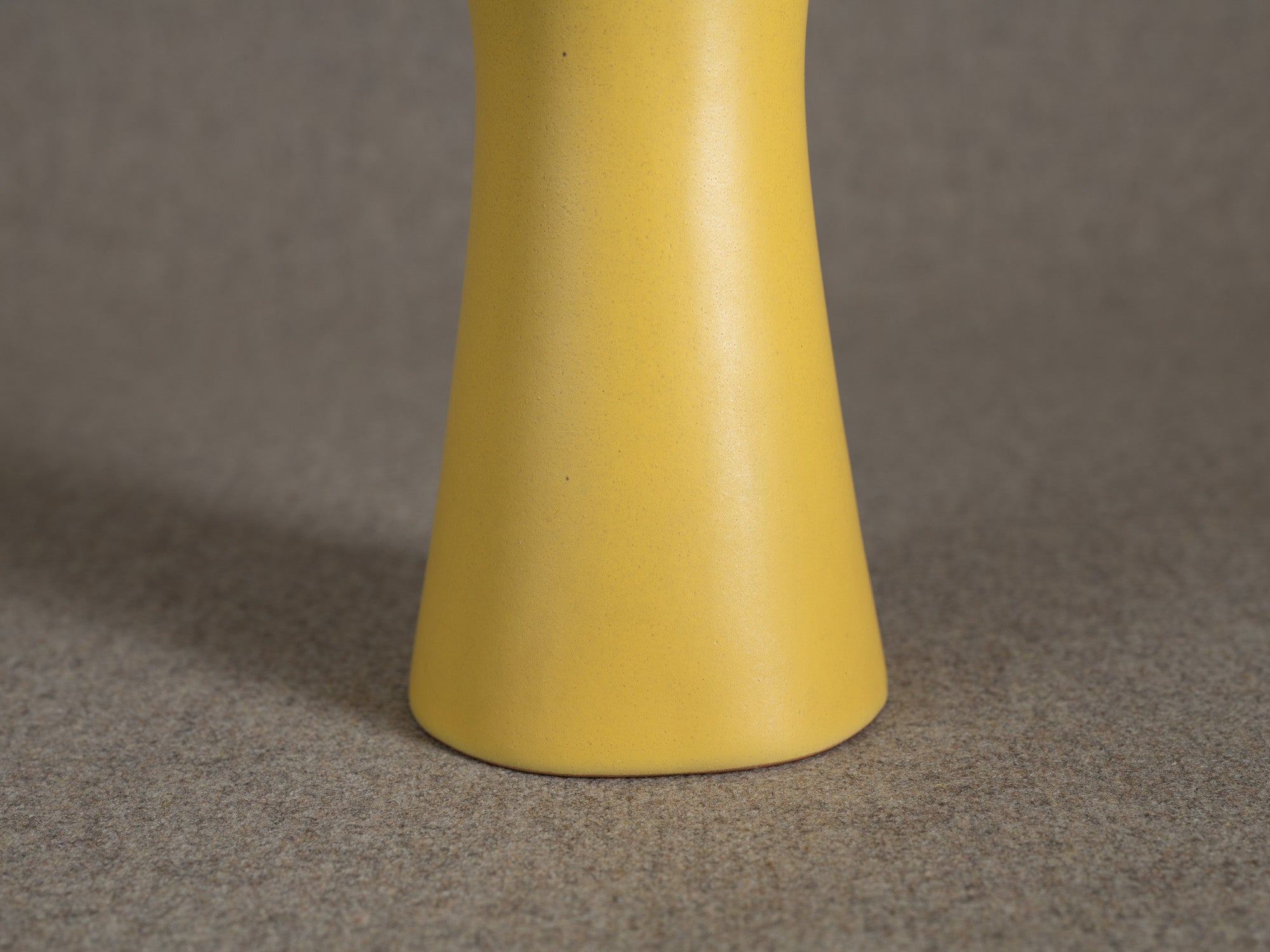 Vase diabolo en faïence par Friedrich Düpmann pour Fritz Van Daalen, R.F.A. (vers 1955)..Earthenware diabolo vase by Friedrich Düpmann for Fritz Van Daalen, West Germany (circa 1955)