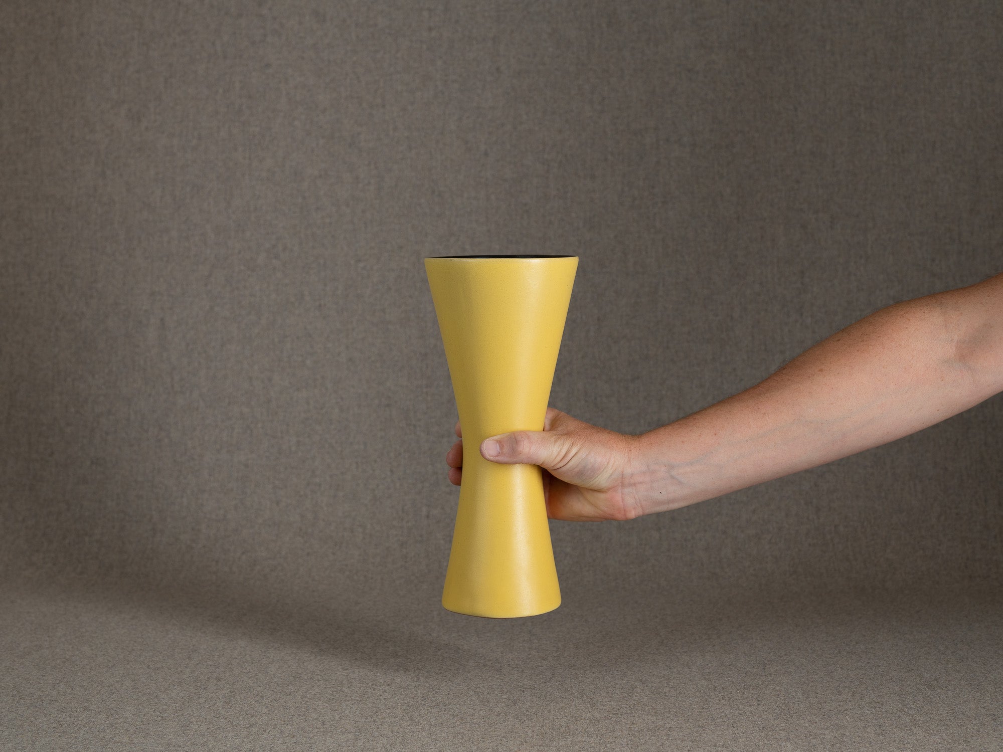 Vase diabolo en faïence par Friedrich Düpmann pour Fritz Van Daalen, R.F.A. (vers 1955)..Earthenware diabolo vase by Friedrich Düpmann for Fritz Van Daalen, West Germany (circa 1955)