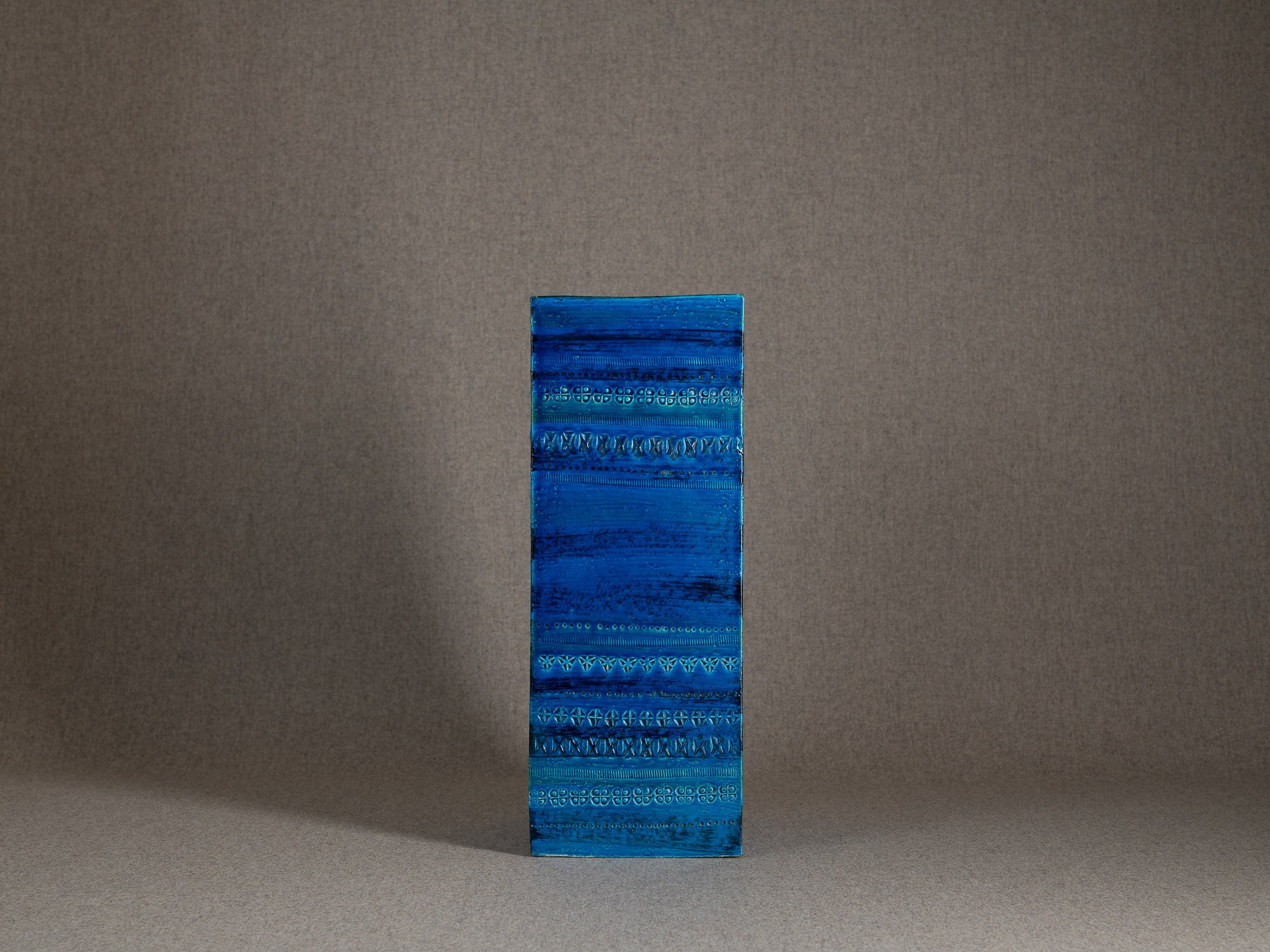 Important vase "Rimini blu" à section carrée en faïence par Aldo Londi pour Bitossi, Italie (vers 1965)..Large Rimini blue earthenware square vase by Aldo Londi for Bitossi, Italy (circa 1965)