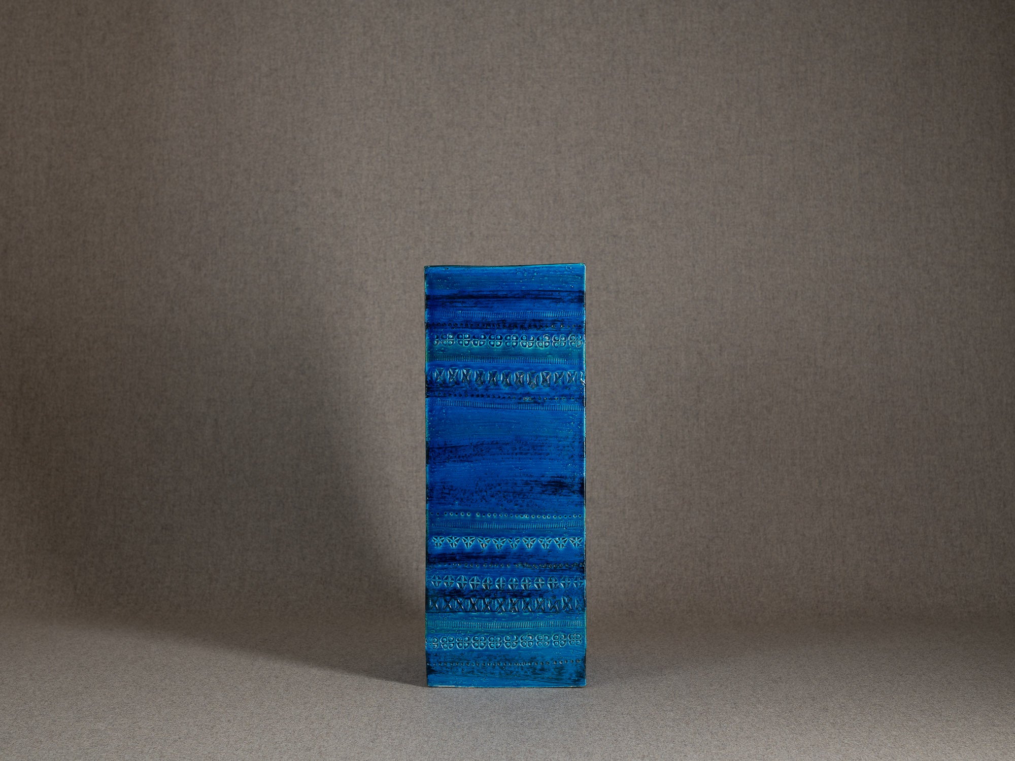 Important vase "Rimini blu" à section carrée en faïence par Aldo Londi pour Bitossi, Italie (vers 1965)..Large Rimini blue earthenware square vase by Aldo Londi for Bitossi, Italy (circa 1965)