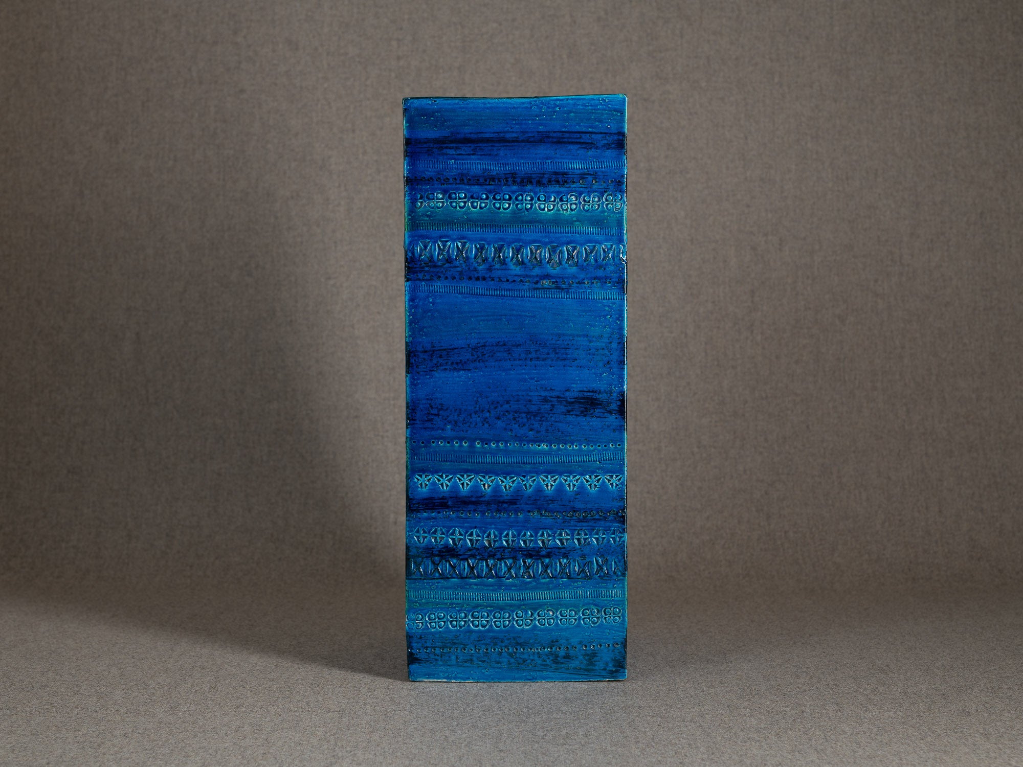 Important vase "Rimini blu" à section carrée en faïence par Aldo Londi pour Bitossi, Italie (vers 1965)..Large Rimini blue earthenware square vase by Aldo Londi for Bitossi, Italy (circa 1965)