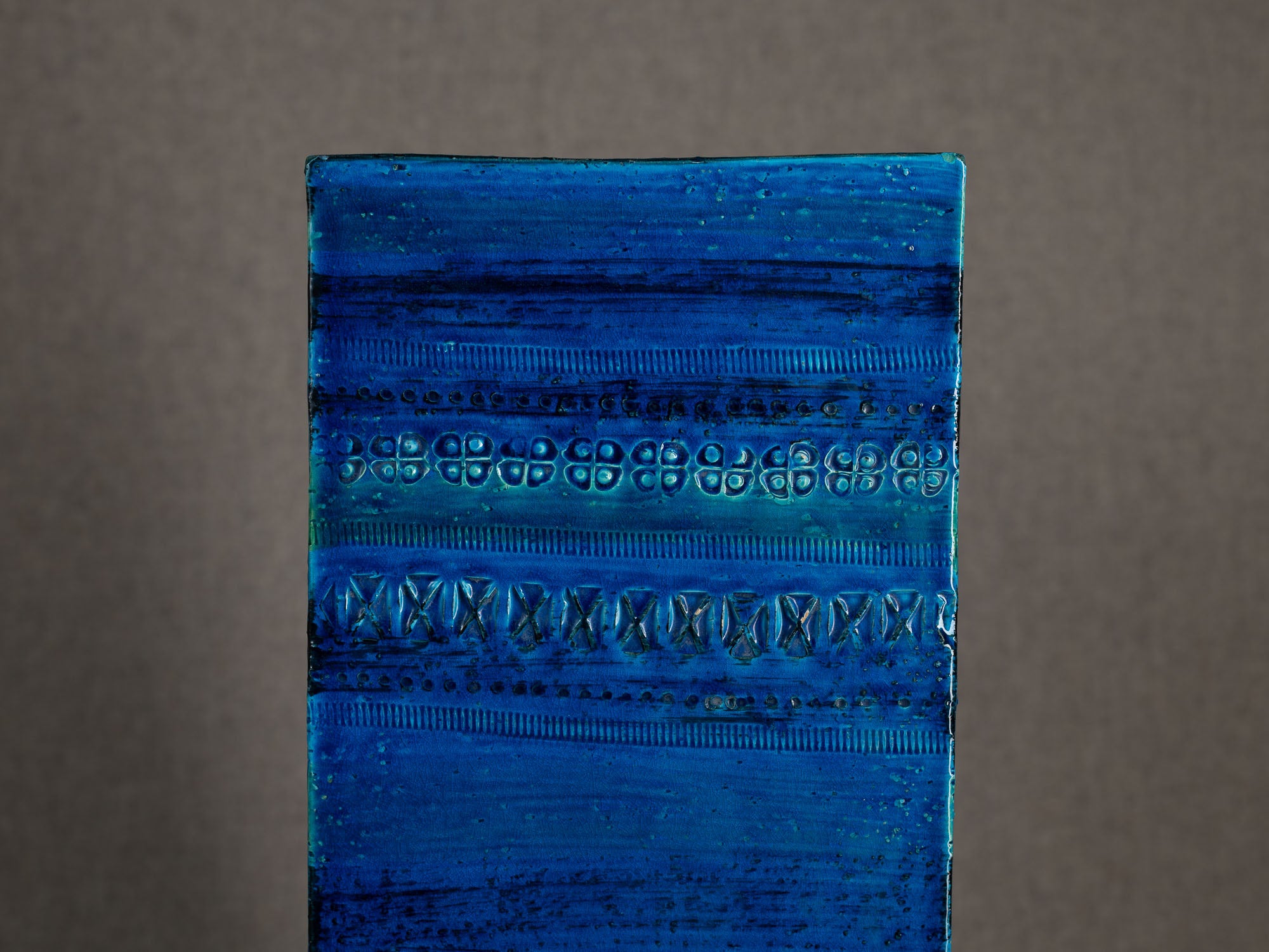 Important vase "Rimini blu" à section carrée en faïence par Aldo Londi pour Bitossi, Italie (vers 1965)..Large Rimini blue earthenware square vase by Aldo Londi for Bitossi, Italy (circa 1965)