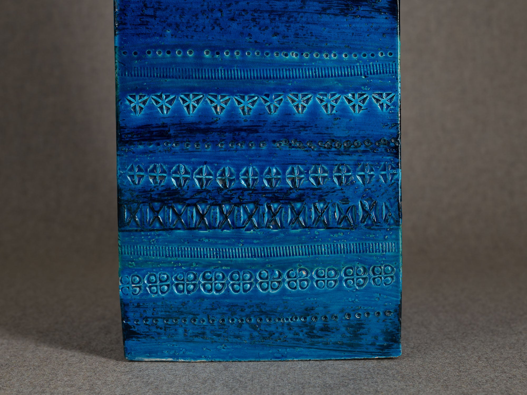 Important vase "Rimini blu" à section carrée en faïence par Aldo Londi pour Bitossi, Italie (vers 1965)..Large Rimini blue earthenware square vase by Aldo Londi for Bitossi, Italy (circa 1965)