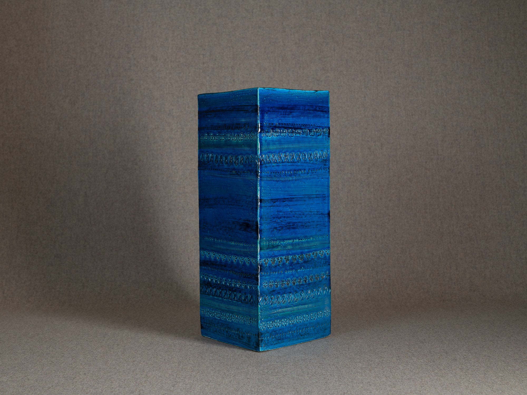 Important vase "Rimini blu" à section carrée en faïence par Aldo Londi pour Bitossi, Italie (vers 1965)..Large Rimini blue earthenware square vase by Aldo Londi for Bitossi, Italy (circa 1965)