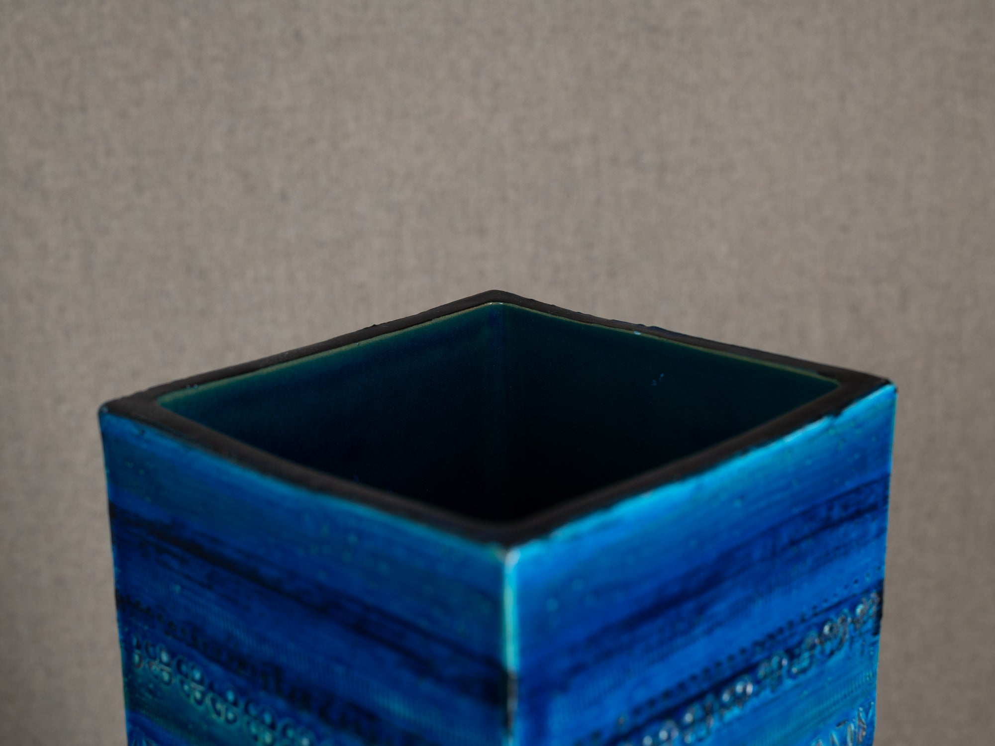 Important vase "Rimini blu" à section carrée en faïence par Aldo Londi pour Bitossi, Italie (vers 1965)..Large Rimini blue earthenware square vase by Aldo Londi for Bitossi, Italy (circa 1965)