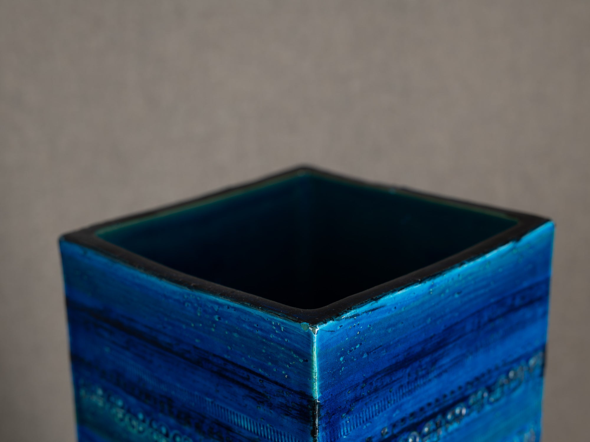 Important vase "Rimini blu" à section carrée en faïence par Aldo Londi pour Bitossi, Italie (vers 1965)..Large Rimini blue earthenware square vase by Aldo Londi for Bitossi, Italy (circa 1965)