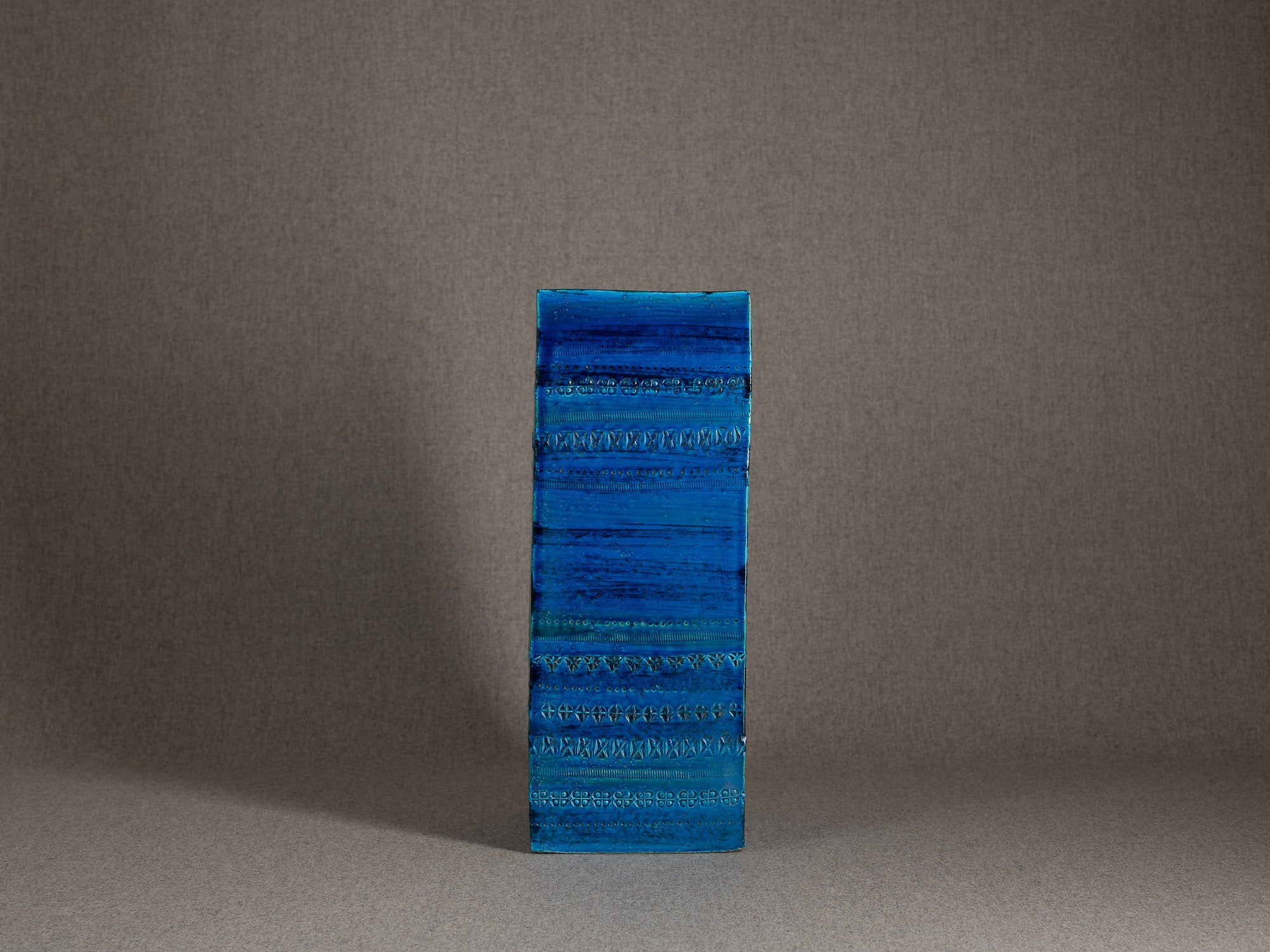 Important vase "Rimini blu" à section carrée en faïence par Aldo Londi pour Bitossi, Italie (vers 1965)..Large Rimini blue earthenware square vase by Aldo Londi for Bitossi, Italy (circa 1965)