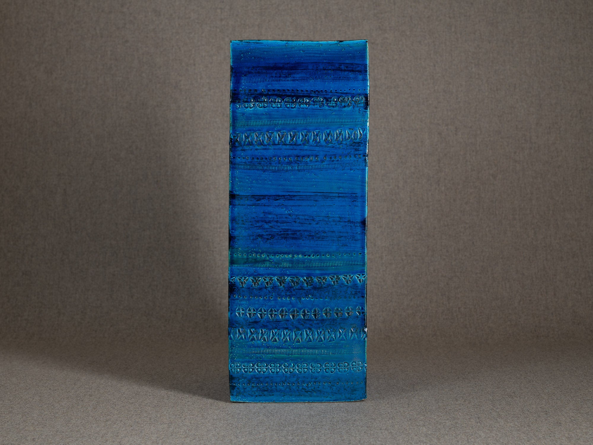Important vase "Rimini blu" à section carrée en faïence par Aldo Londi pour Bitossi, Italie (vers 1965)..Large Rimini blue earthenware square vase by Aldo Londi for Bitossi, Italy (circa 1965)
