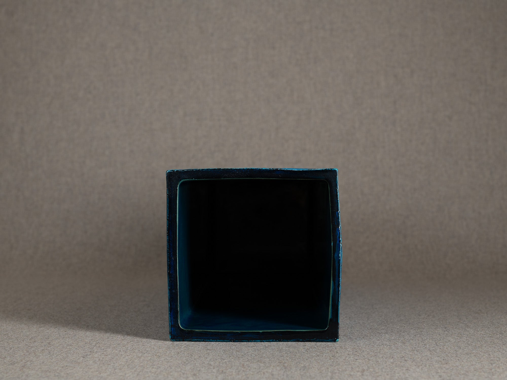 Important vase "Rimini blu" à section carrée en faïence par Aldo Londi pour Bitossi, Italie (vers 1965)..Large Rimini blue earthenware square vase by Aldo Londi for Bitossi, Italy (circa 1965)