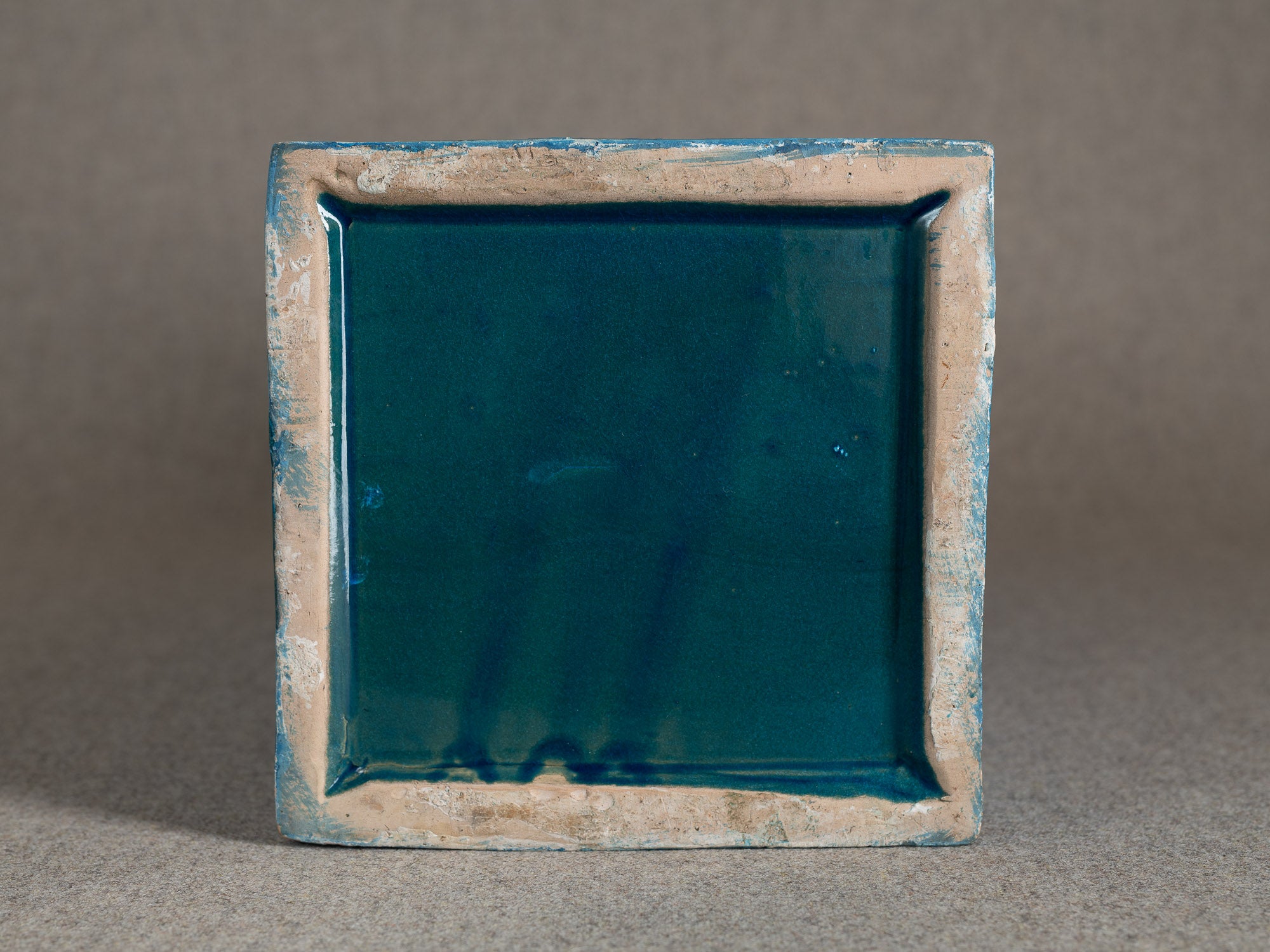 Important vase "Rimini blu" à section carrée en faïence par Aldo Londi pour Bitossi, Italie (vers 1965)..Large Rimini blue earthenware square vase by Aldo Londi for Bitossi, Italy (circa 1965)