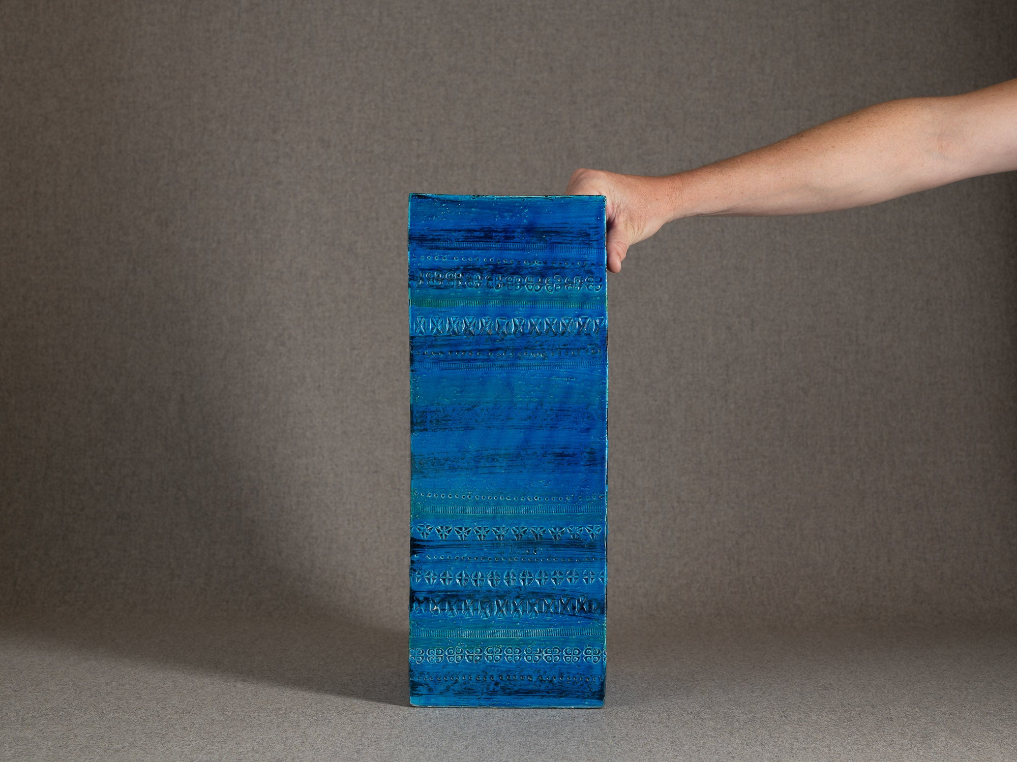 Important vase "Rimini blu" à section carrée en faïence par Aldo Londi pour Bitossi, Italie (vers 1965)..Large Rimini blue earthenware square vase by Aldo Londi for Bitossi, Italy (circa 1965)
