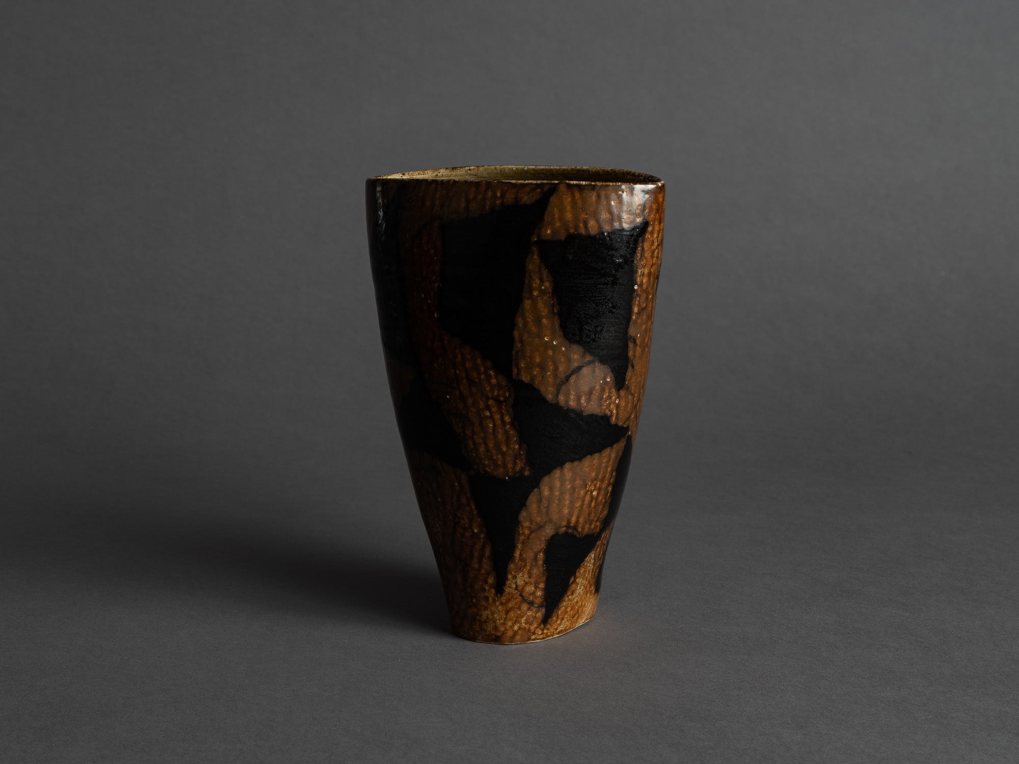 Vase en porcelaine par Anne & Peter Stougaard, Bornholm, Danemark (vers 1965)..Free form vase by Anne & Peter Stougaard, Bornholm, Denmark (circa 1965)