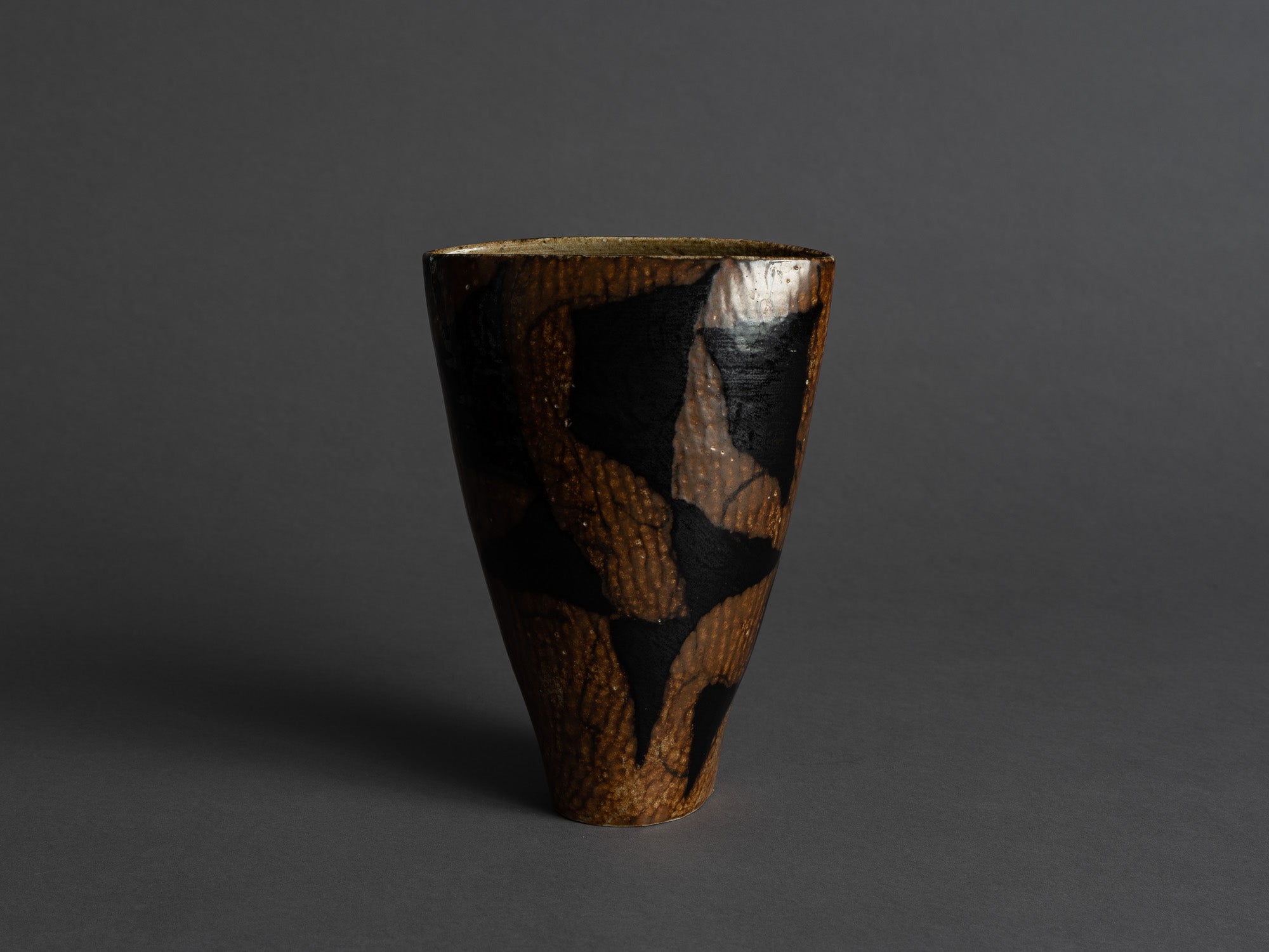 Vase en porcelaine par Anne & Peter Stougaard, Bornholm, Danemark (vers 1965)..Free form vase by Anne & Peter Stougaard, Bornholm, Denmark (circa 1965)