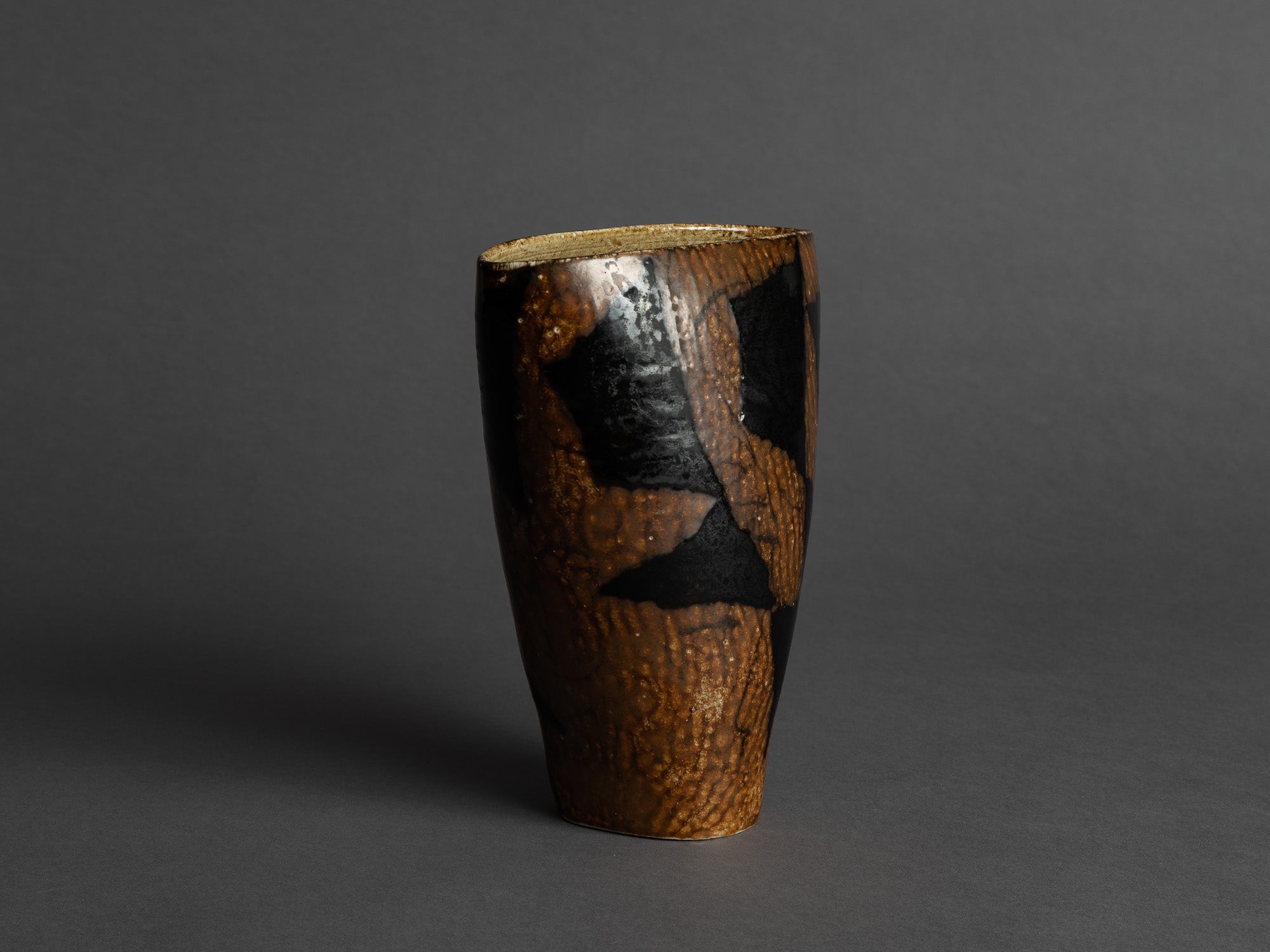 Vase en porcelaine par Anne & Peter Stougaard, Bornholm, Danemark (vers 1965)..Free form vase by Anne & Peter Stougaard, Bornholm, Denmark (circa 1965)