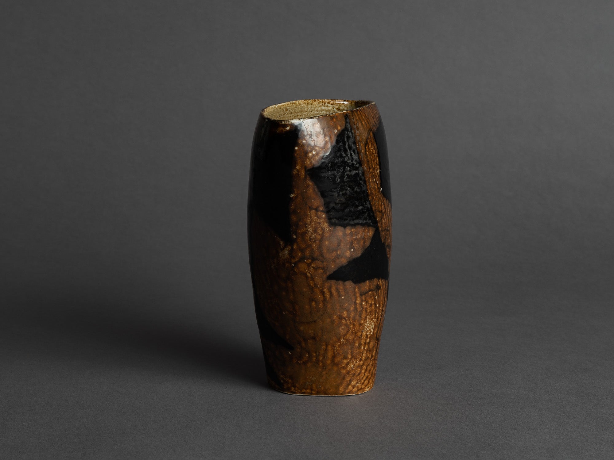 Vase en porcelaine par Anne & Peter Stougaard, Bornholm, Danemark (vers 1965)..Free form vase by Anne & Peter Stougaard, Bornholm, Denmark (circa 1965)