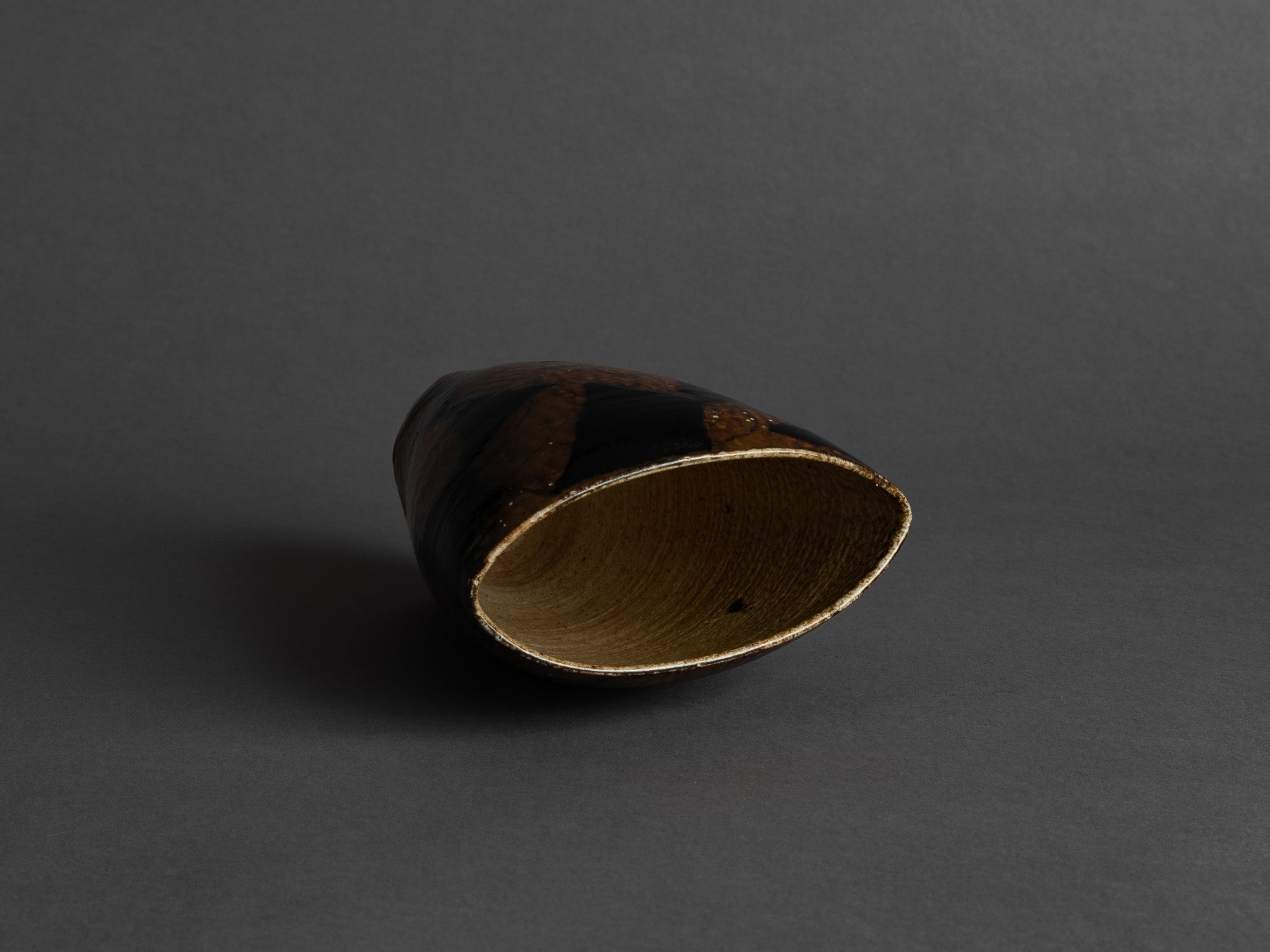 Vase en porcelaine par Anne & Peter Stougaard, Bornholm, Danemark (vers 1965)..Free form vase by Anne & Peter Stougaard, Bornholm, Denmark (circa 1965)