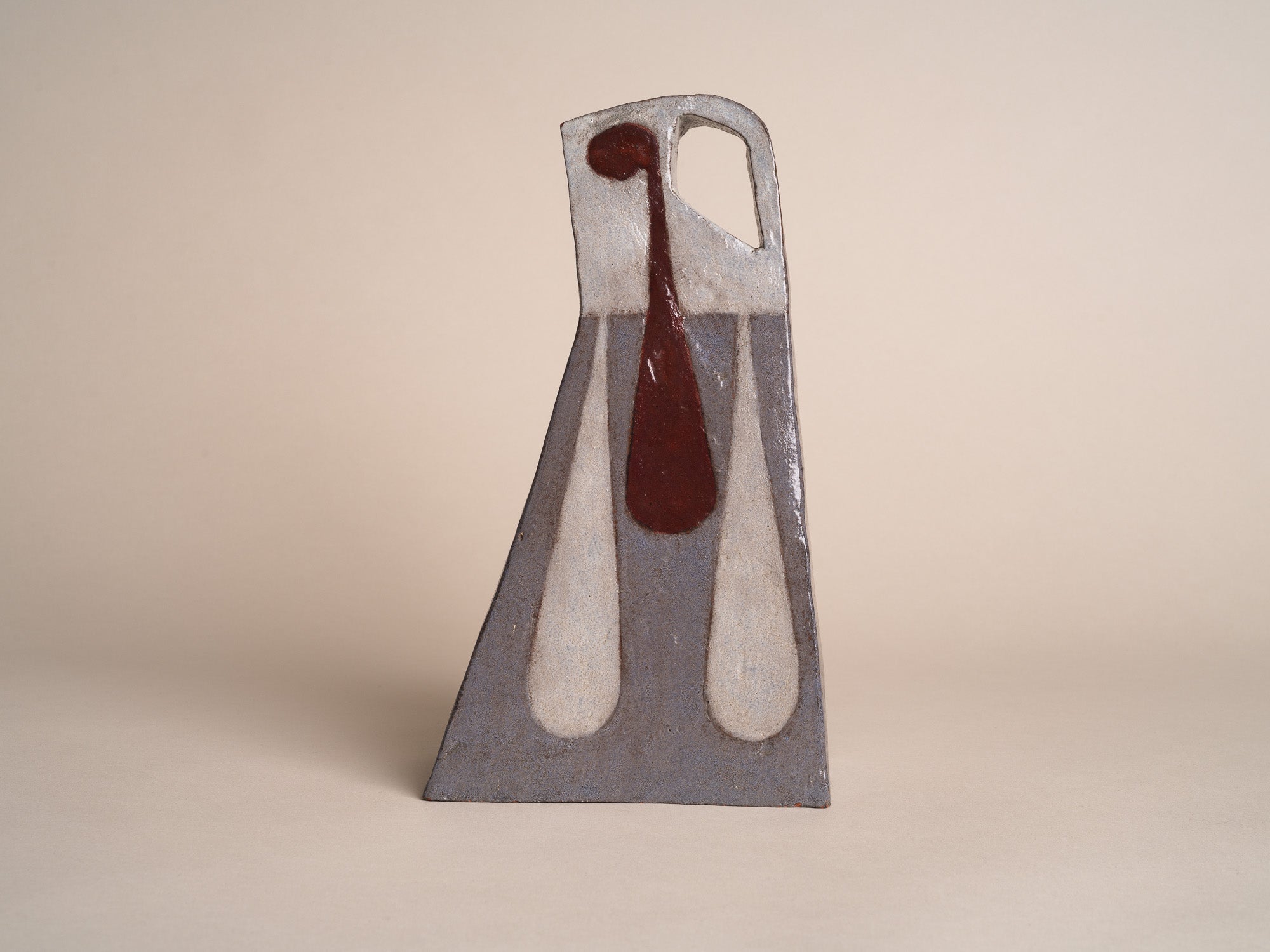 Vase‑pichet sculptural à décor polychrome, France (vers 1960)..Modernist jug with abstract decor in Szekely-Borderie style, France (circa 1960)