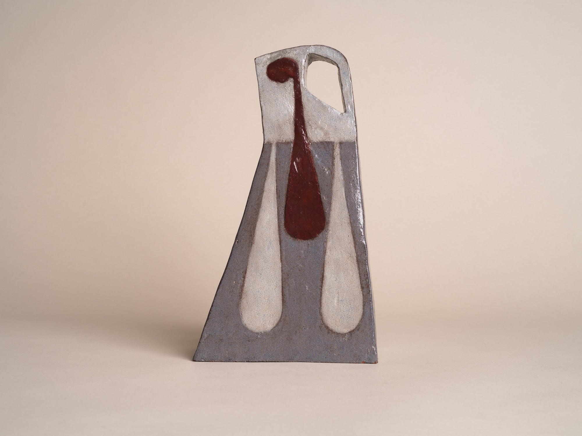 Vase‑pichet sculptural à décor polychrome, France (vers 1960)..Modernist jug with abstract decor in Szekely-Borderie style, France (circa 1960)