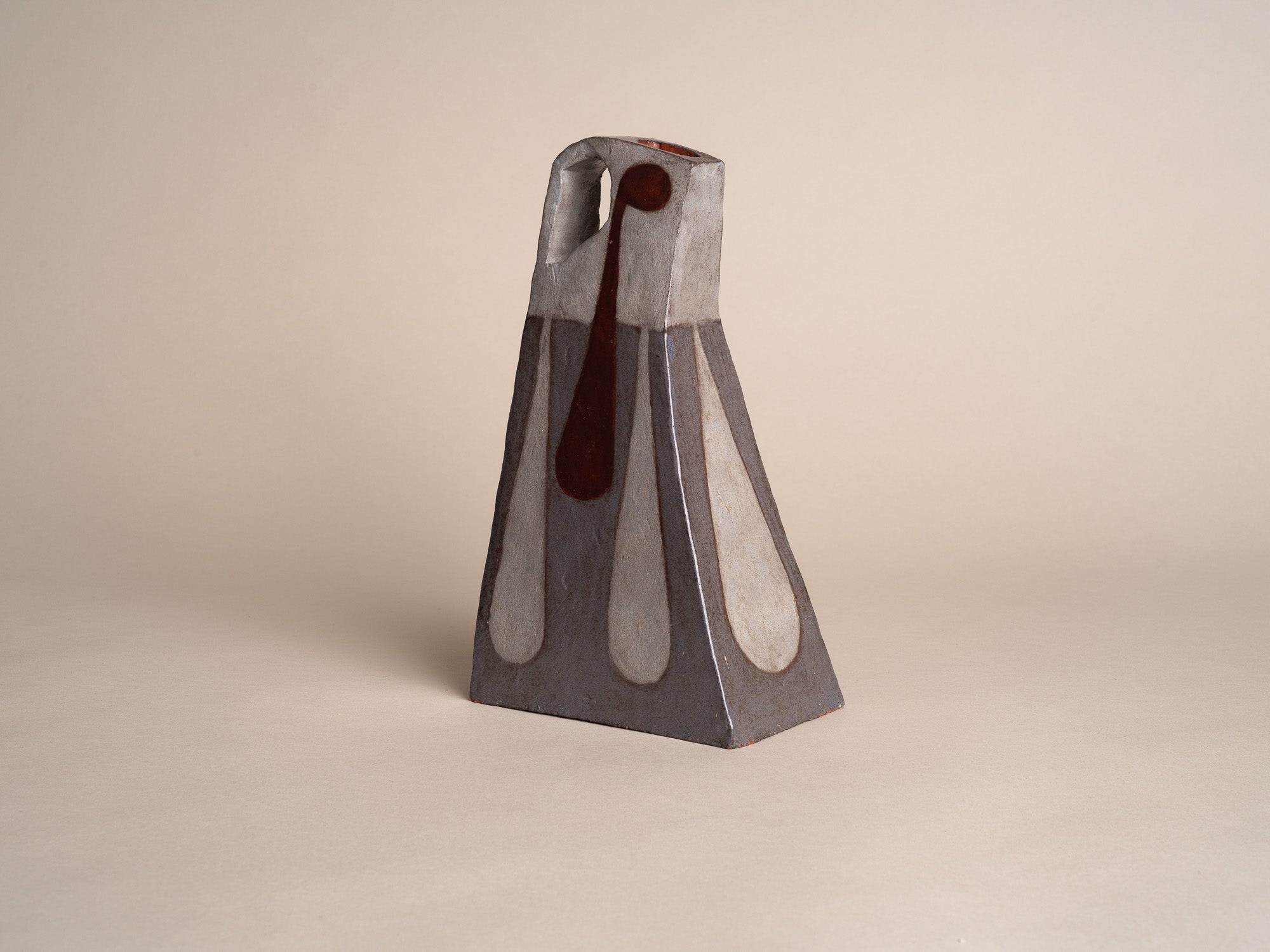 Vase‑pichet sculptural à décor polychrome, France (vers 1960)..Modernist jug with abstract decor in Szekely-Borderie style, France (circa 1960)