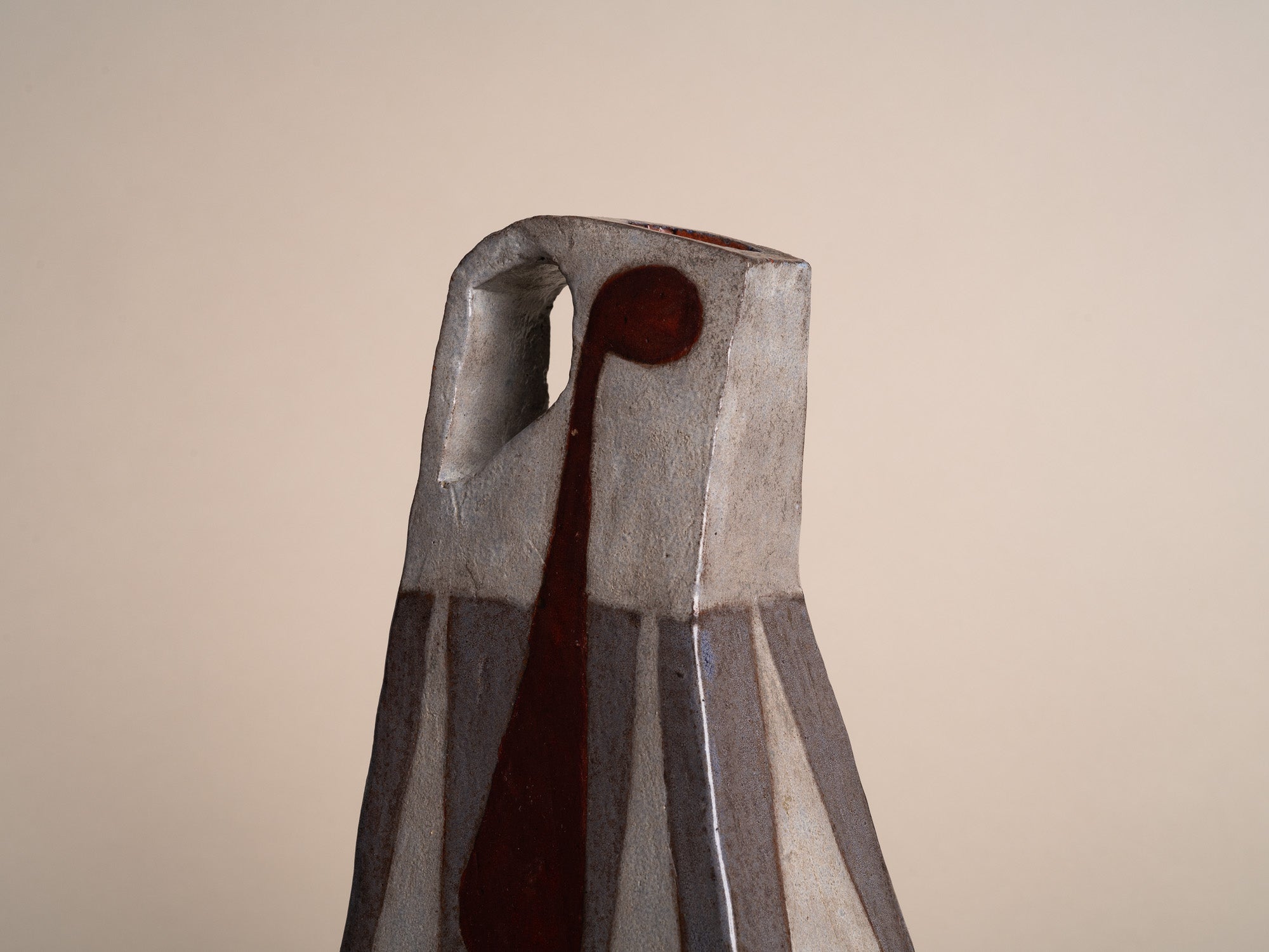 Vase‑pichet sculptural à décor polychrome, France (vers 1960)..Modernist jug with abstract decor in Szekely-Borderie style, France (circa 1960)