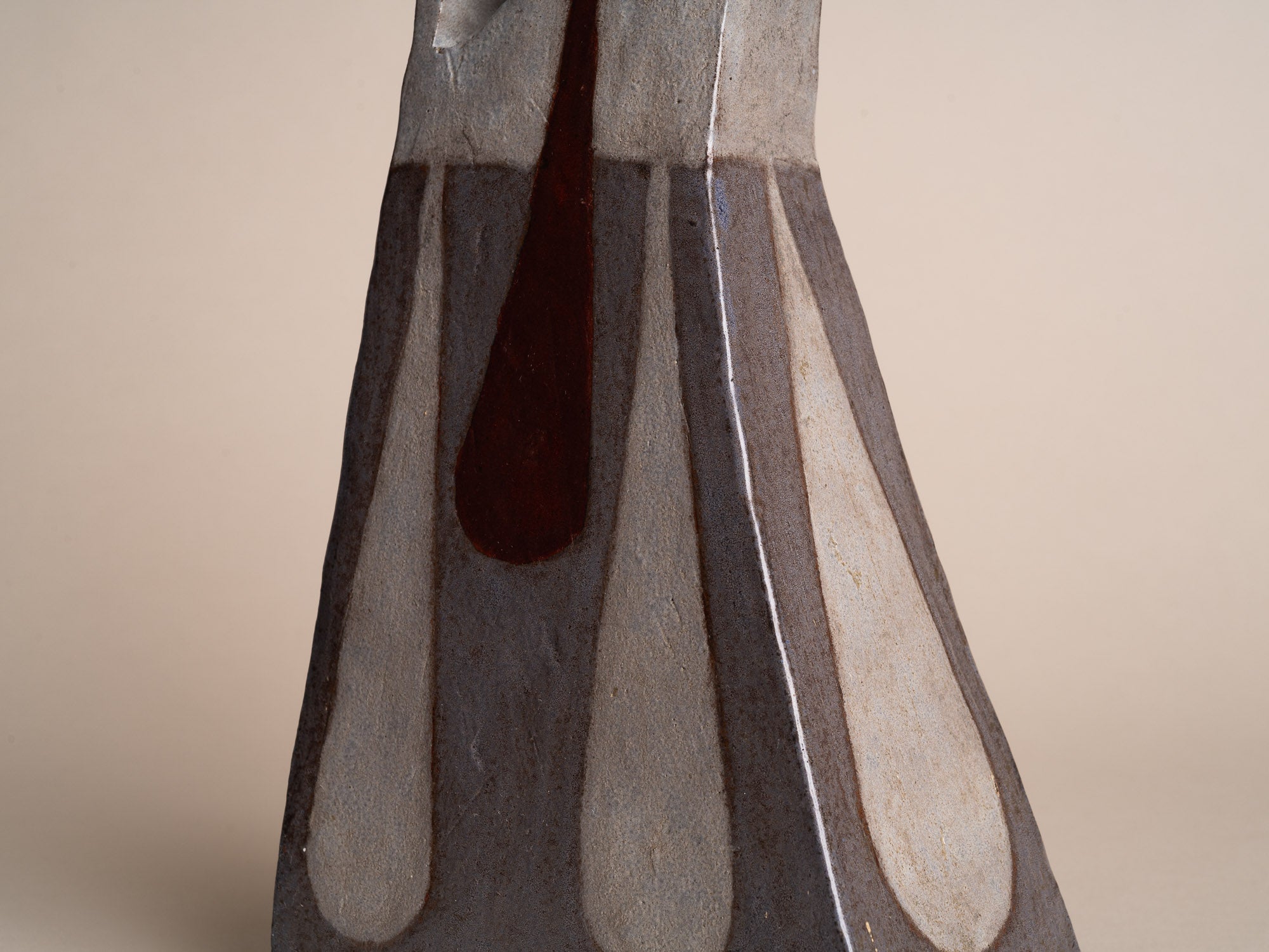Vase‑pichet sculptural à décor polychrome, France (vers 1960)..Modernist jug with abstract decor in Szekely-Borderie style, France (circa 1960)