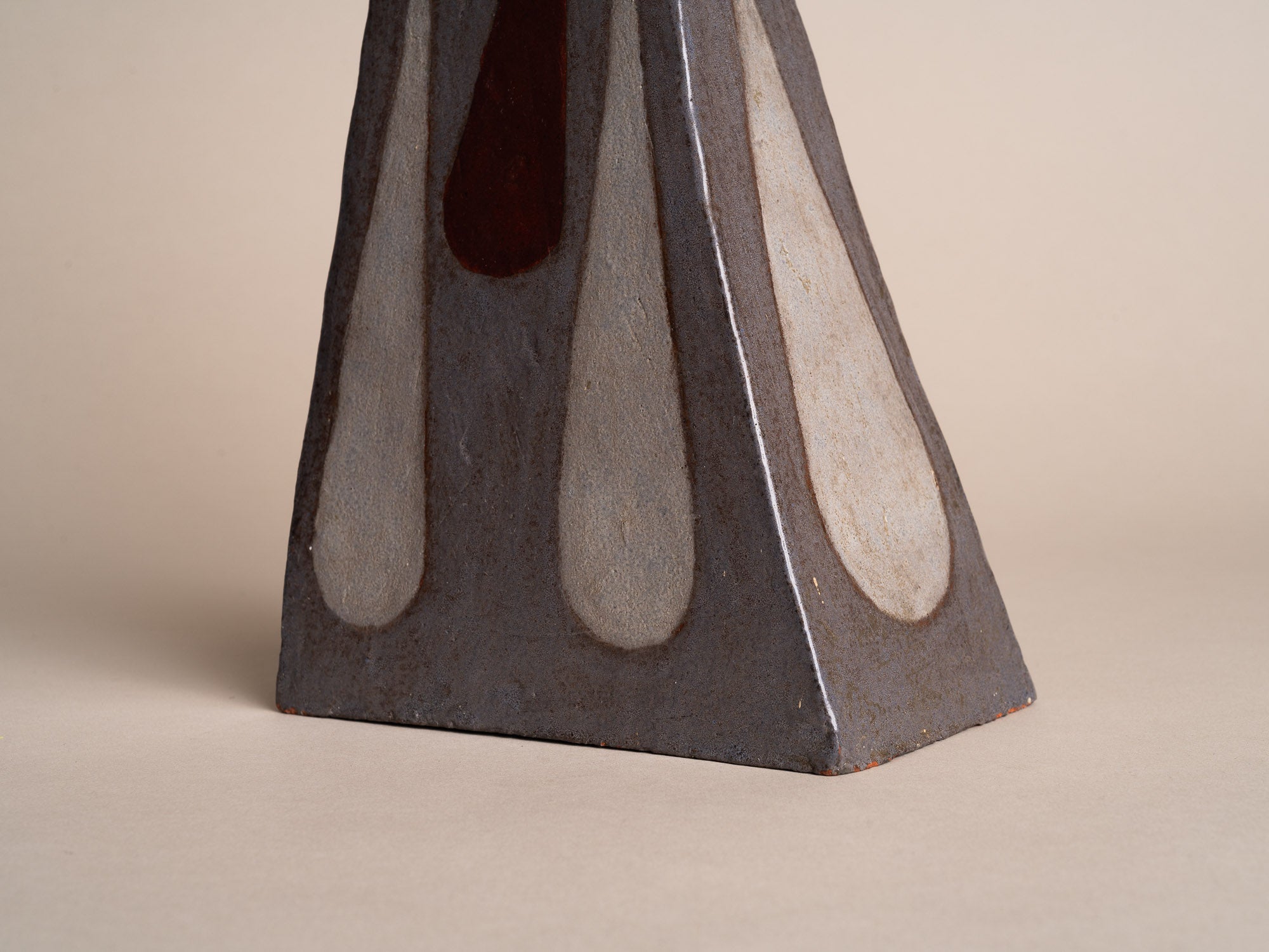 Vase‑pichet sculptural à décor polychrome, France (vers 1960)..Modernist jug with abstract decor in Szekely-Borderie style, France (circa 1960)