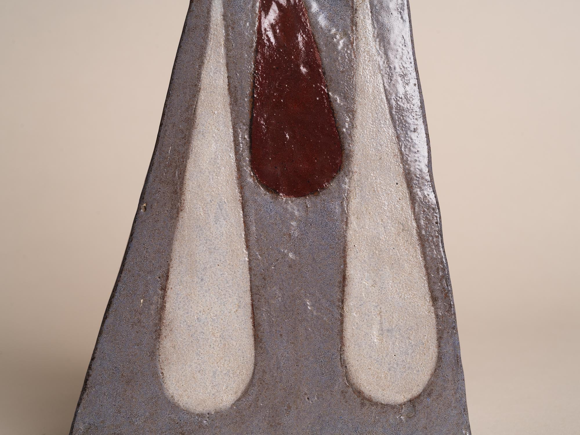Vase‑pichet sculptural à décor polychrome, France (vers 1960)..Modernist jug with abstract decor in Szekely-Borderie style, France (circa 1960)
