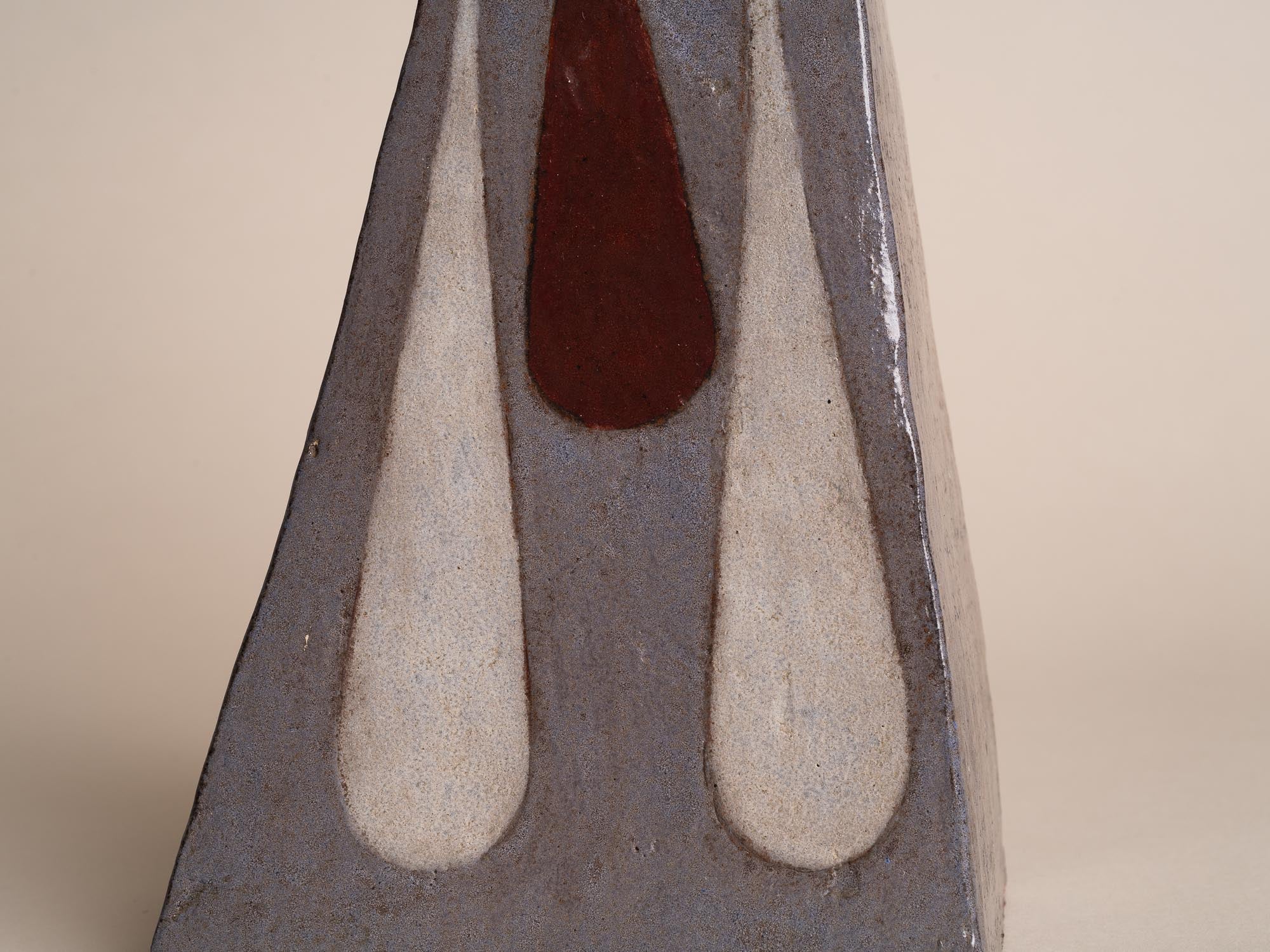 Vase‑pichet sculptural à décor polychrome, France (vers 1960)..Modernist jug with abstract decor in Szekely-Borderie style, France (circa 1960)