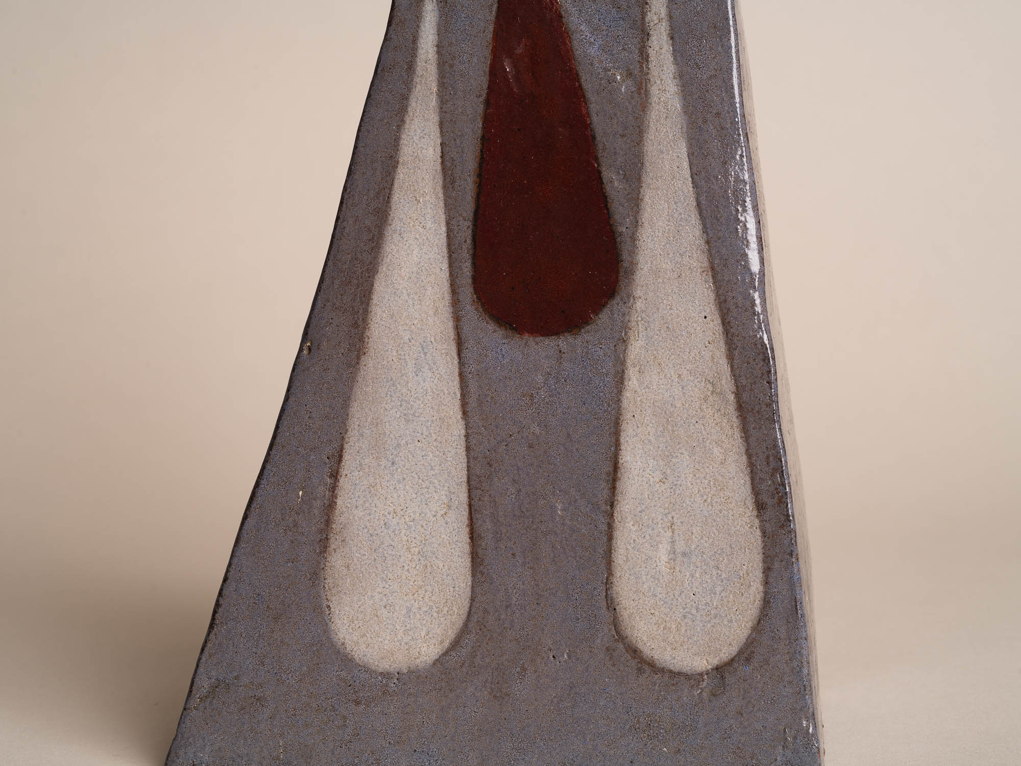 Vase‑pichet sculptural à décor polychrome, France (vers 1960)..Modernist jug with abstract decor in Szekely-Borderie style, France (circa 1960)