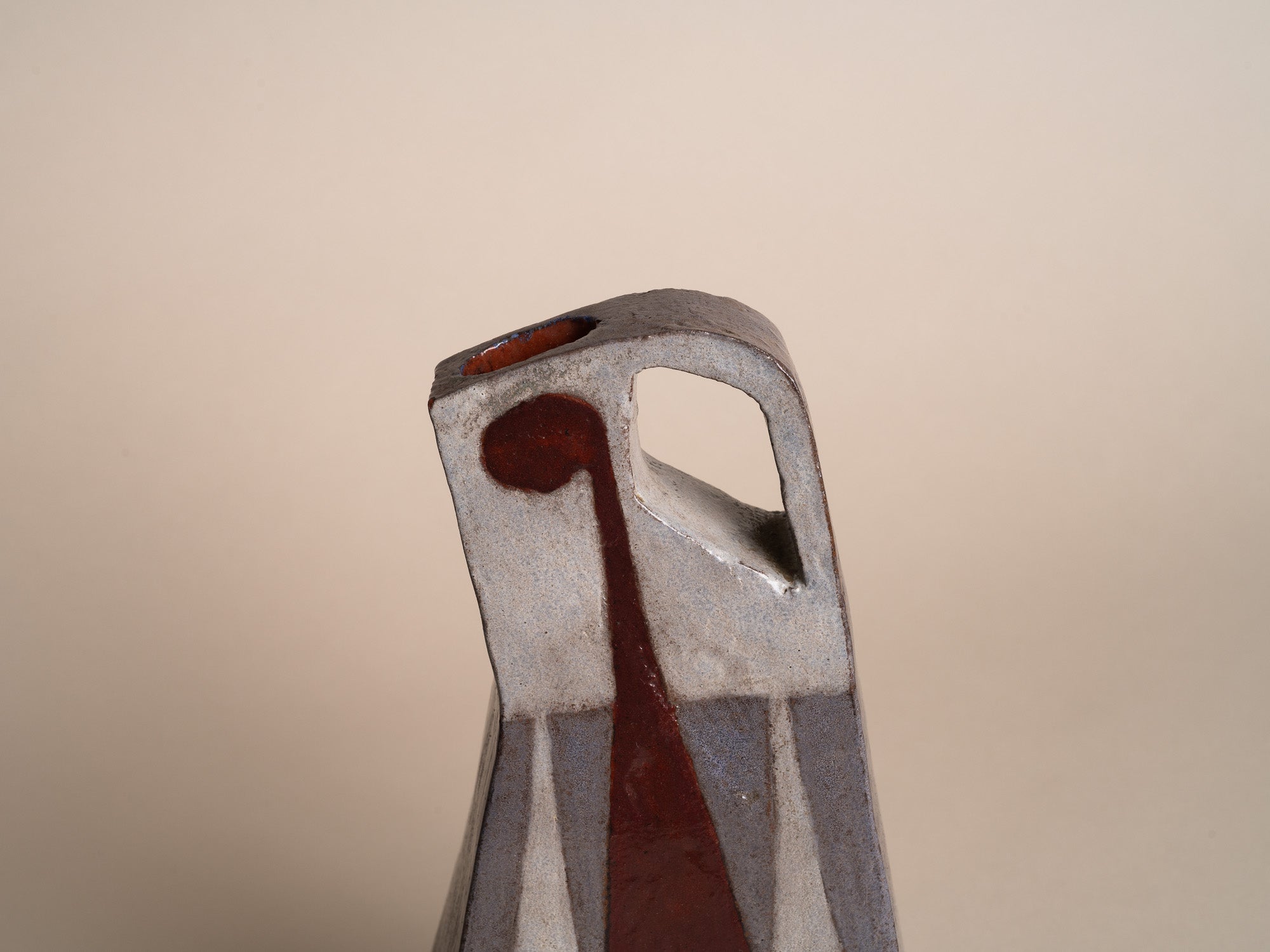 Vase‑pichet sculptural à décor polychrome, France (vers 1960)..Modernist jug with abstract decor in Szekely-Borderie style, France (circa 1960)