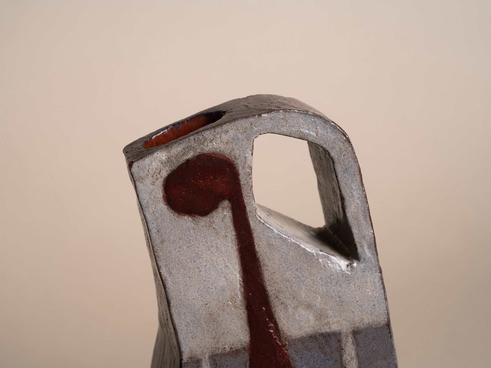 Vase‑pichet sculptural à décor polychrome, France (vers 1960)..Modernist jug with abstract decor in Szekely-Borderie style, France (circa 1960)