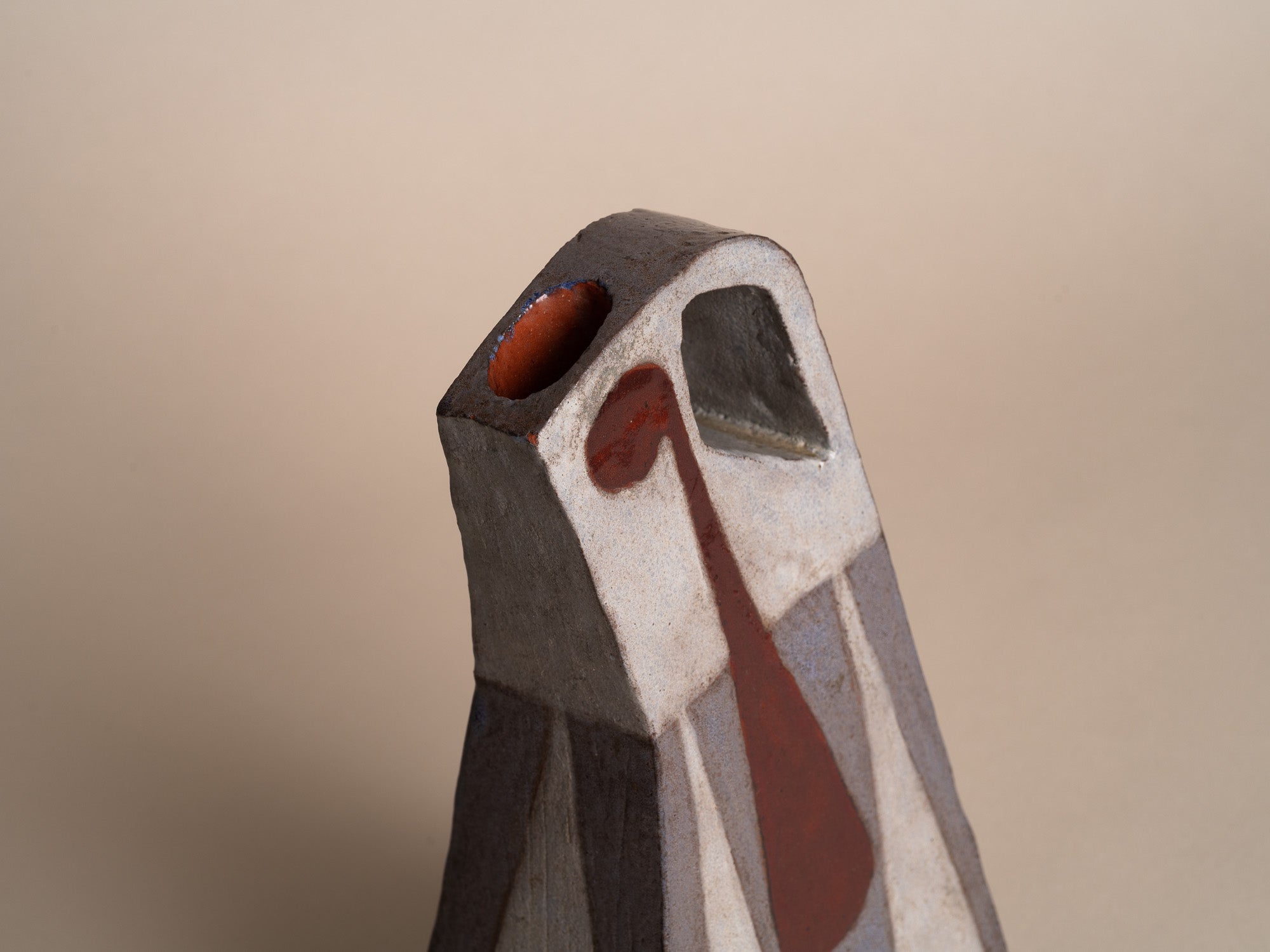 Vase‑pichet sculptural à décor polychrome, France (vers 1960)..Modernist jug with abstract decor in Szekely-Borderie style, France (circa 1960)