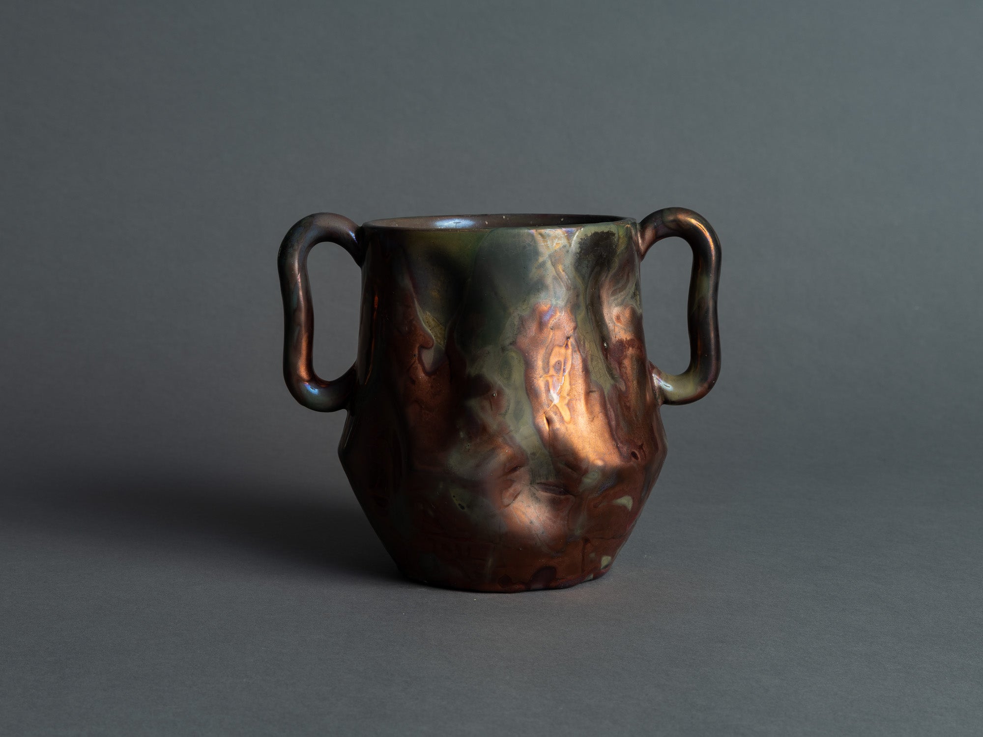 Vase biomorphique Art Nouveau Clément Massier, France (vers 1895)..Biomorphic Art Nouveau Japonist luster ceramic vase Clément Massier, France (circa 1895)
