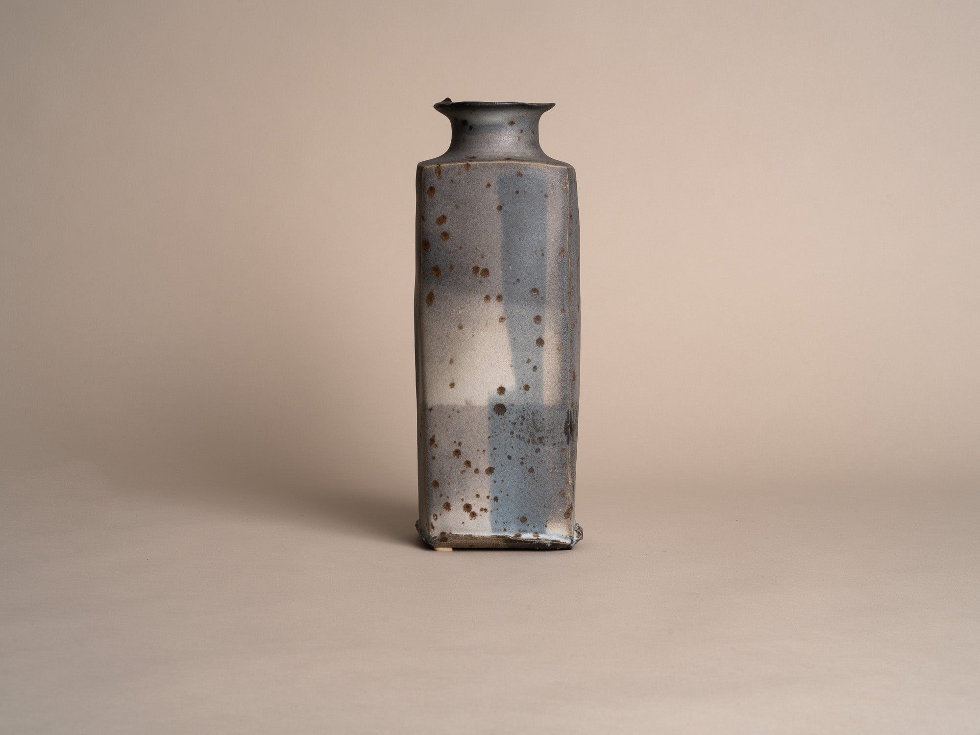 Rare vase colonne en grès de Gustave Tiffoche, France (vers 1985)..Rare stoneware vase by Gustave Tiffoche, France (circa 1985)