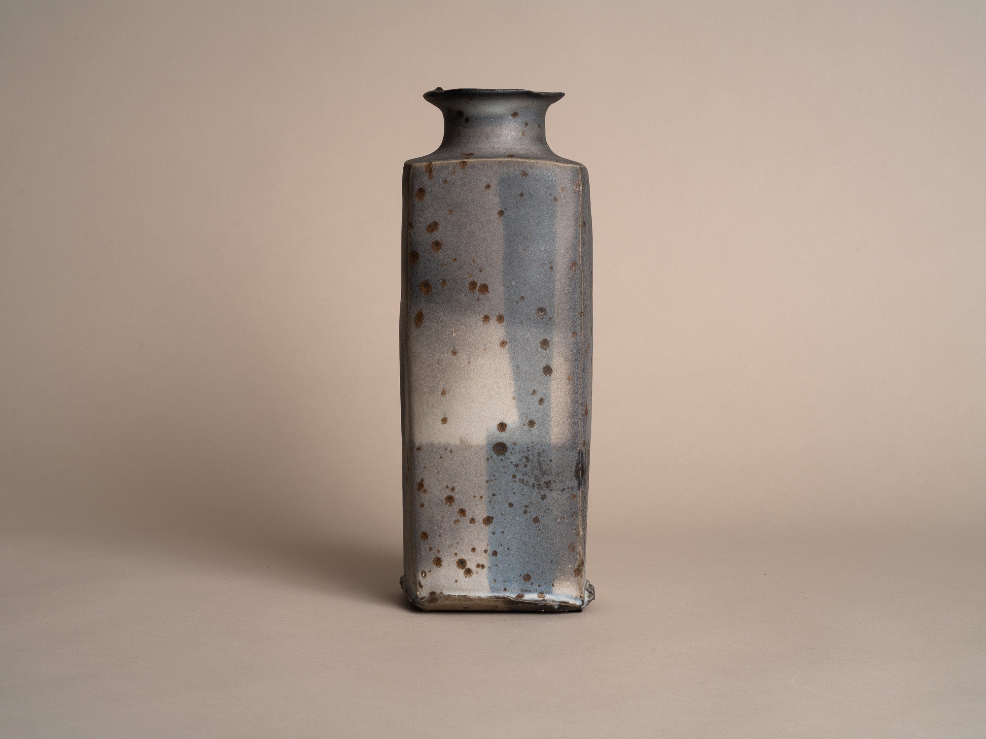 Rare vase colonne en grès de Gustave Tiffoche, France (vers 1985)..Rare stoneware vase by Gustave Tiffoche, France (circa 1985)
