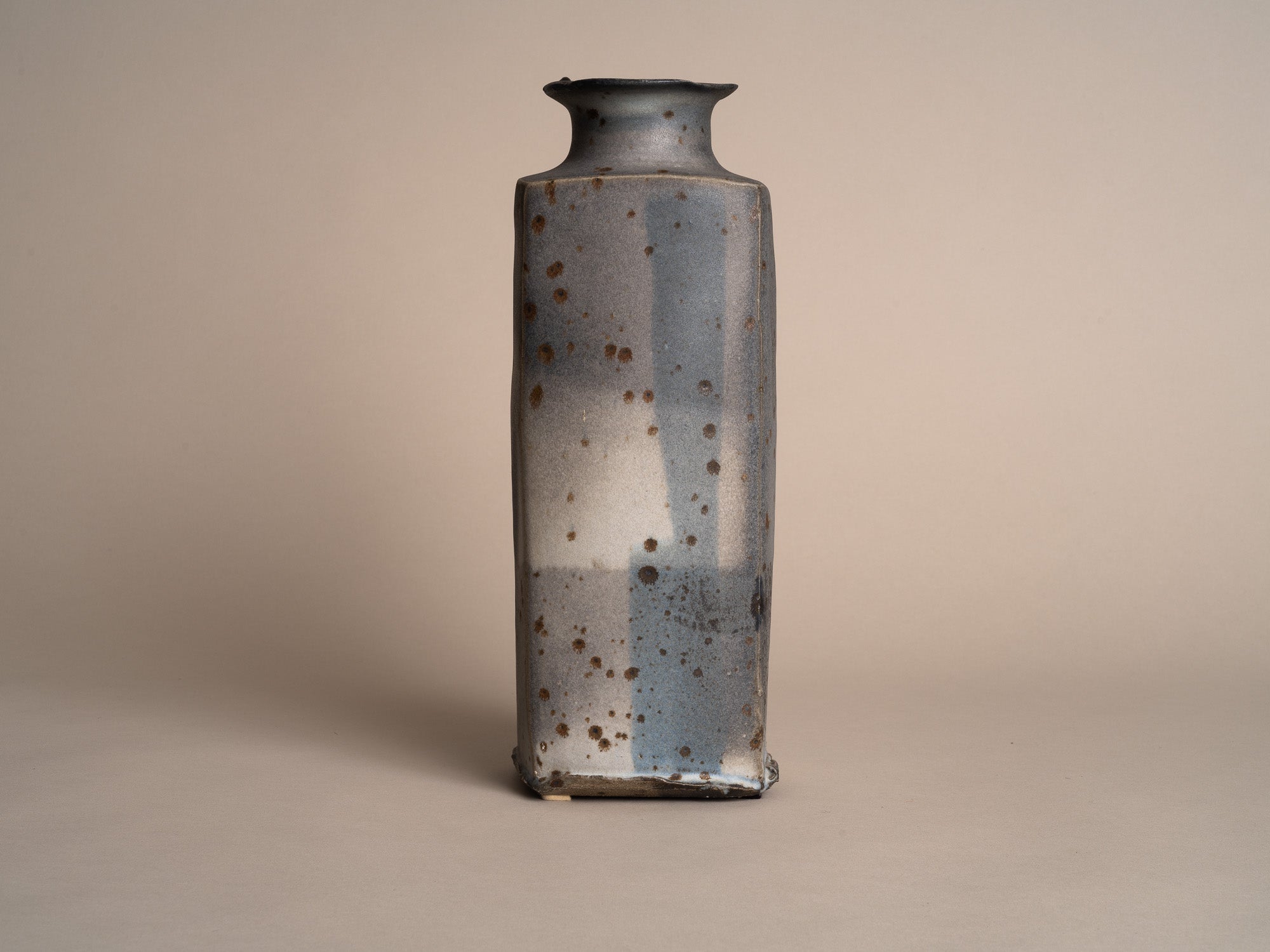 Rare vase colonne en grès de Gustave Tiffoche, France (vers 1985)..Rare stoneware vase by Gustave Tiffoche, France (circa 1985)