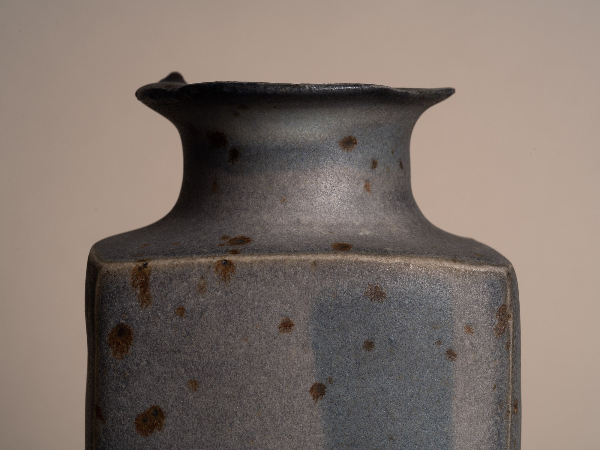 Rare vase colonne en grès de Gustave Tiffoche, France (vers 1985)..Rare stoneware vase by Gustave Tiffoche, France (circa 1985)